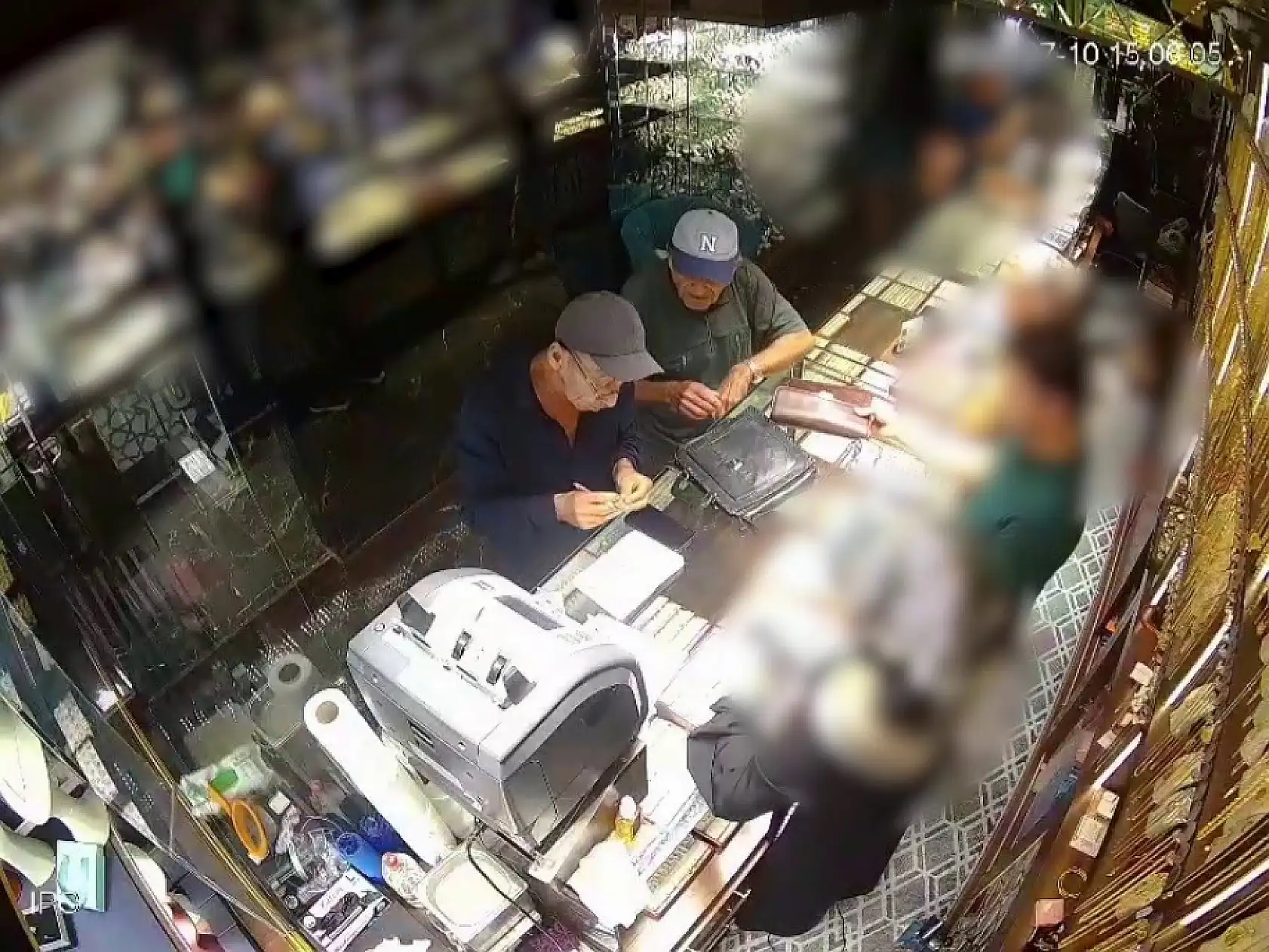 1 milyonluk ziynet eşyası çaldılar, kaçmaya çalışırken yakalandılar