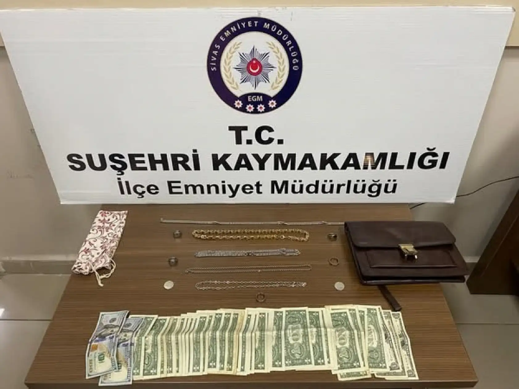 1 milyonluk ziynet eşyası çaldılar, kaçmaya çalışırken yakalandılar