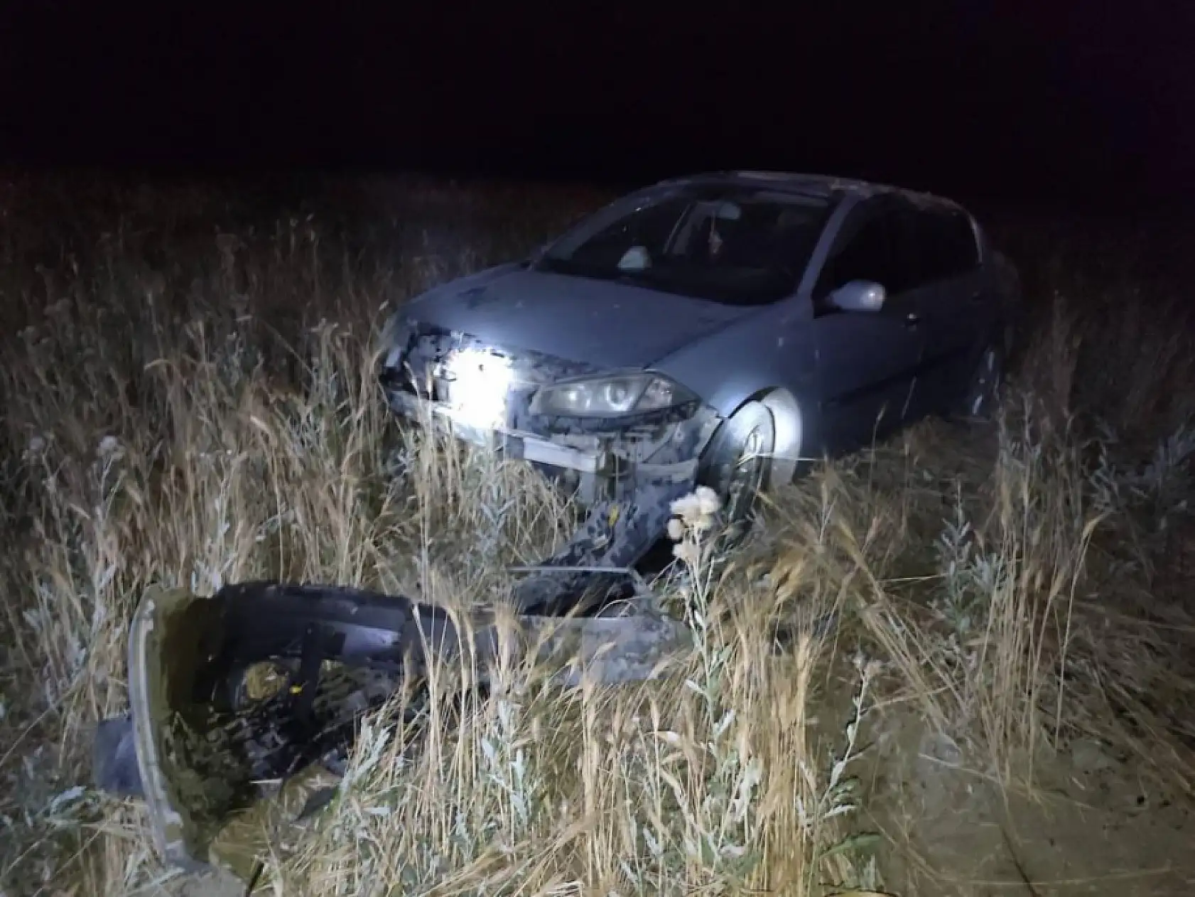 Otomobil tarlaya uçtu: 2 yaralı