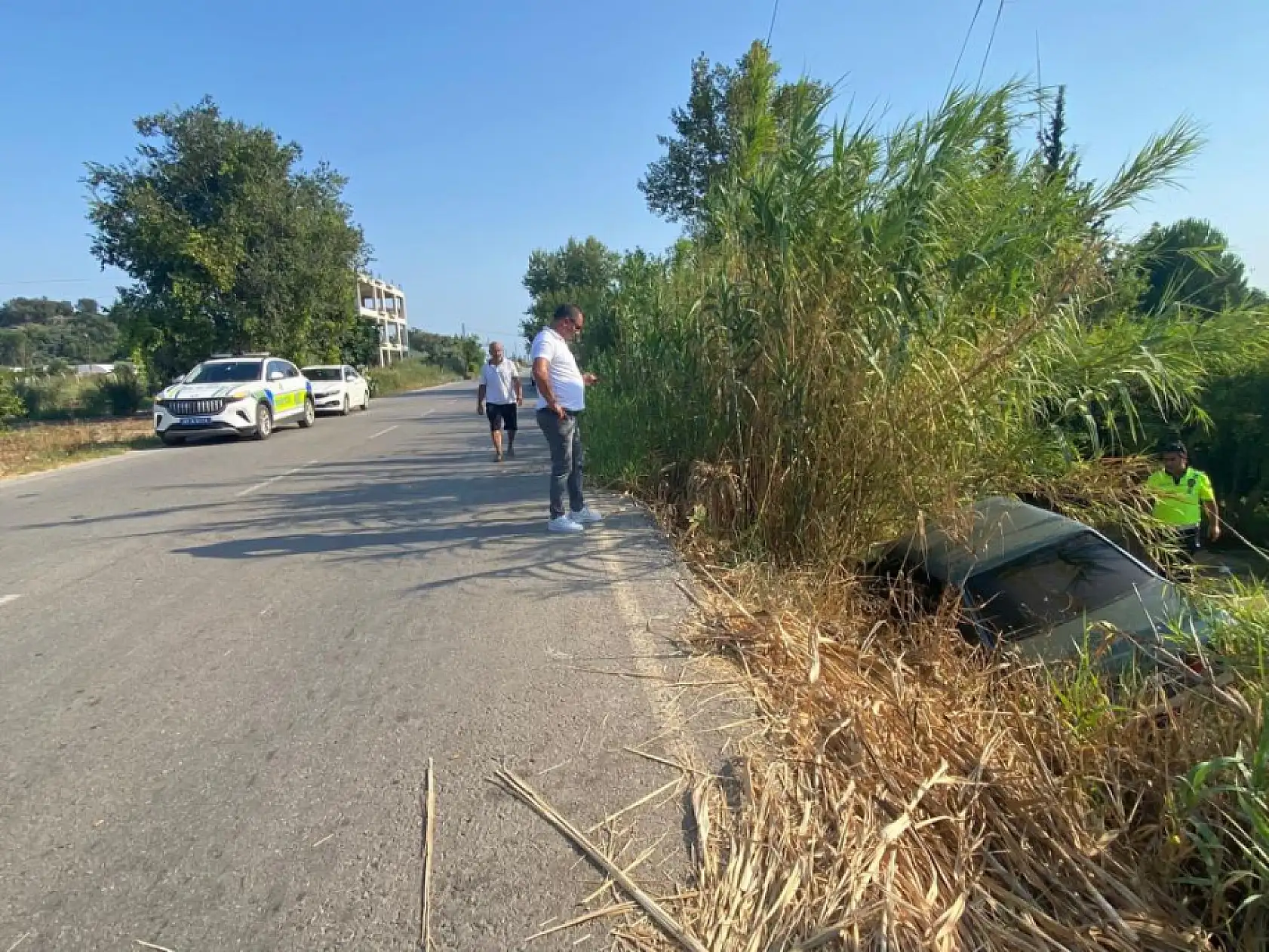 Otomobil şarampole uçtu: Anne ve kızı yaralandı