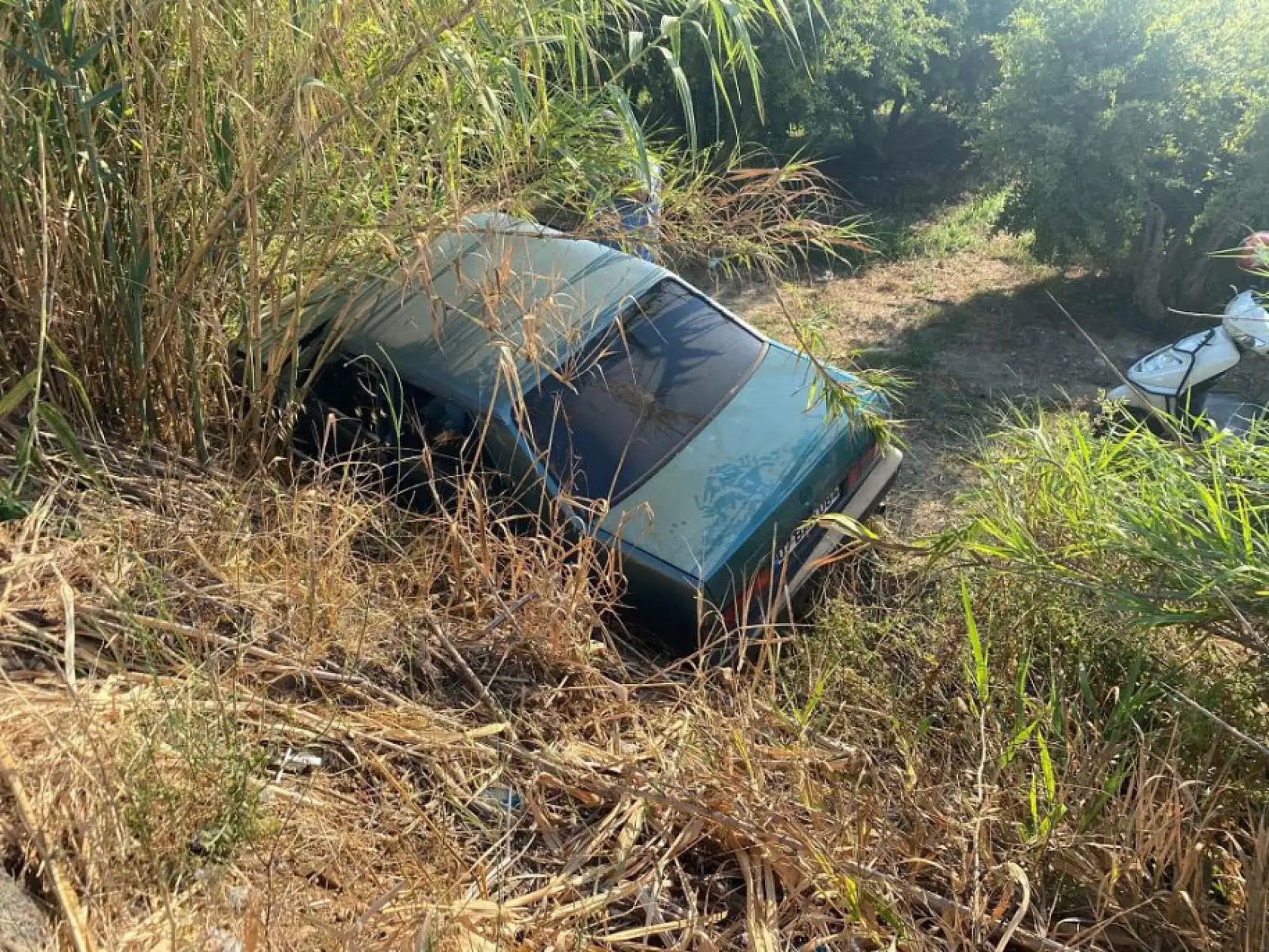 Otomobil şarampole uçtu: Anne ve kızı yaralandı