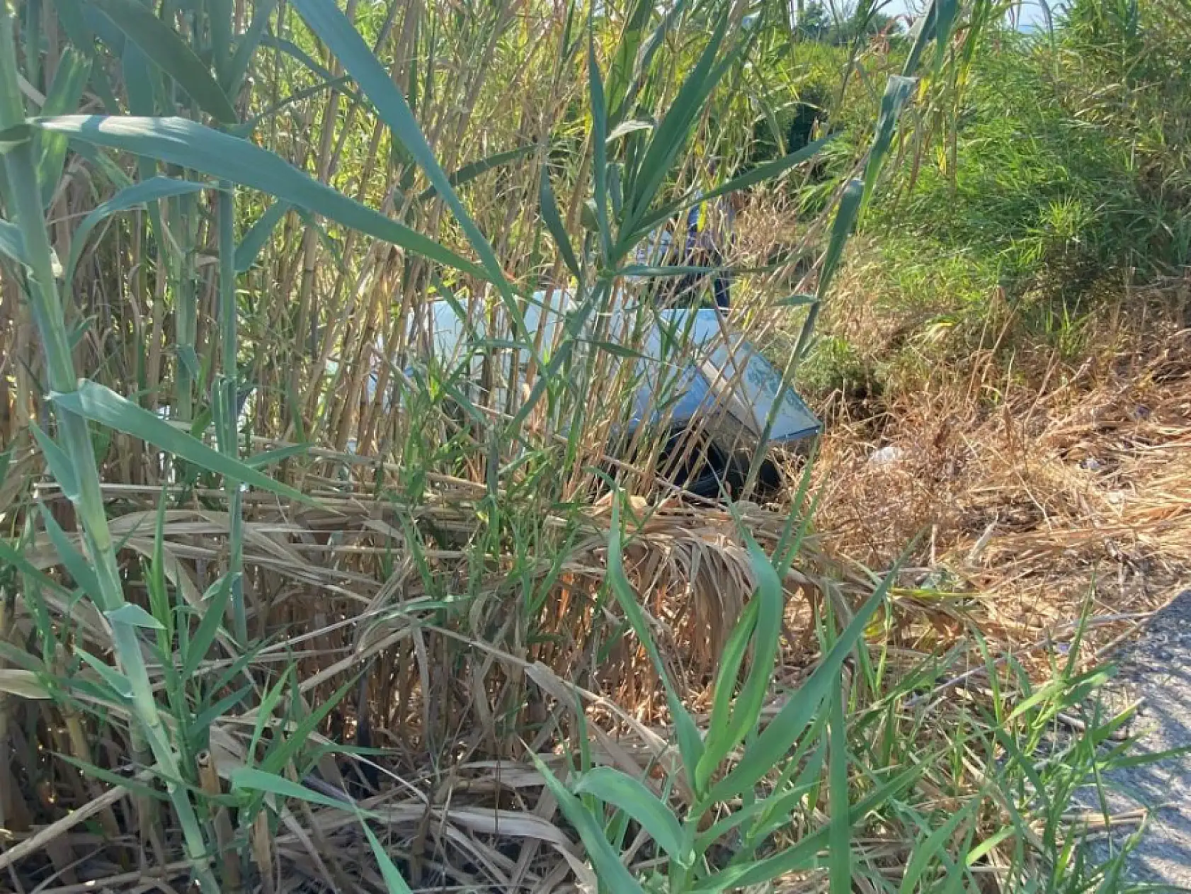 Otomobil şarampole uçtu: Anne ve kızı yaralandı