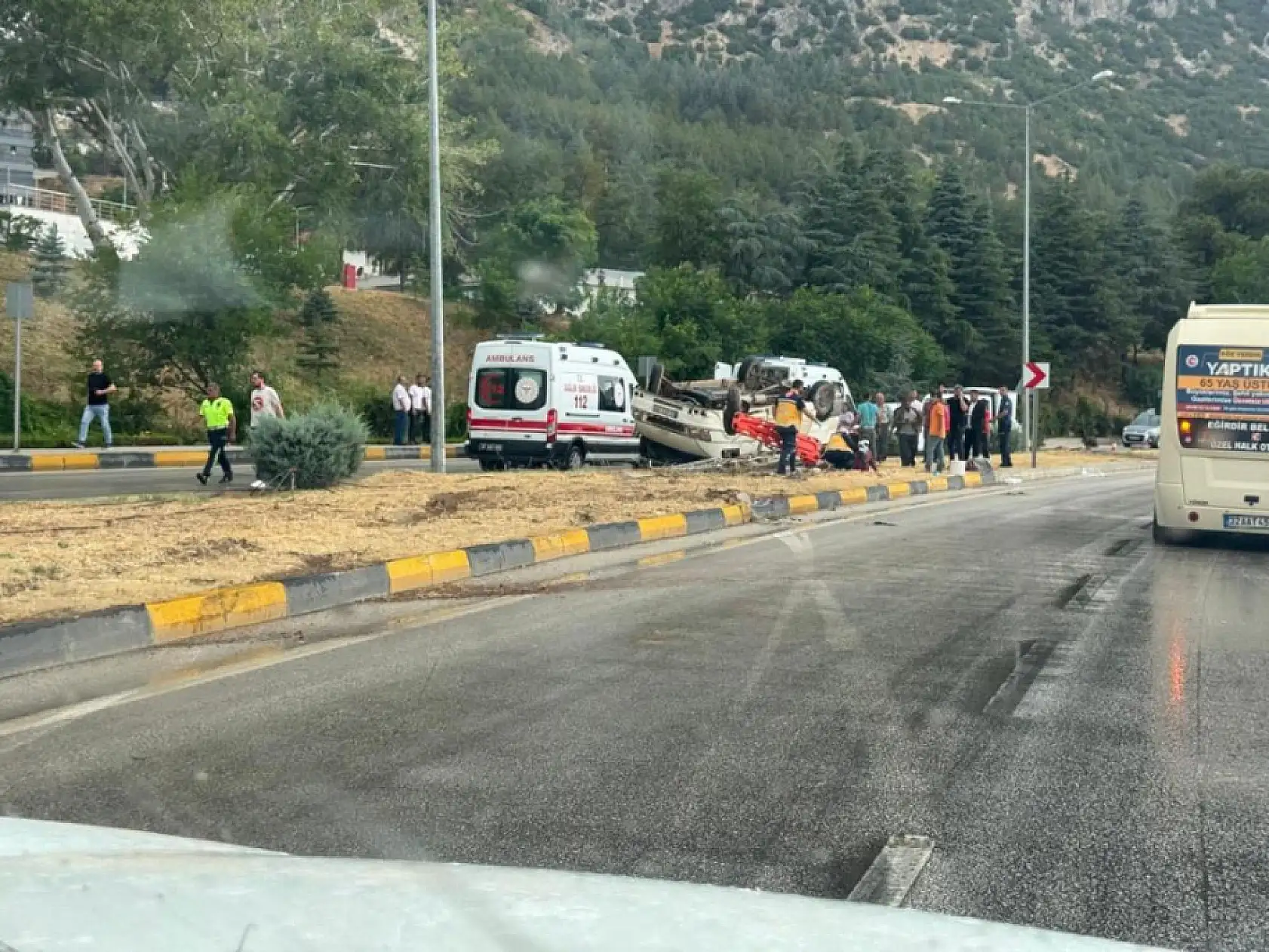Yağmur nedeniyle kayganlaşan yolda minibüs devrildi: 1'i ağır 9 kişi yaralandı
