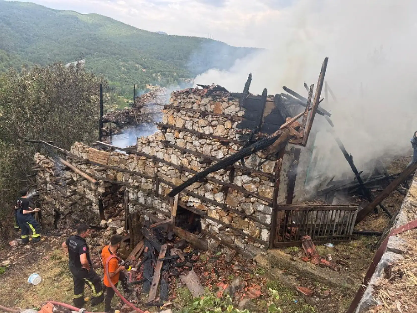 100 Yıllık Miras Alevlere Teslim! Antalya'da Düğmeli Evler Kül Oldu