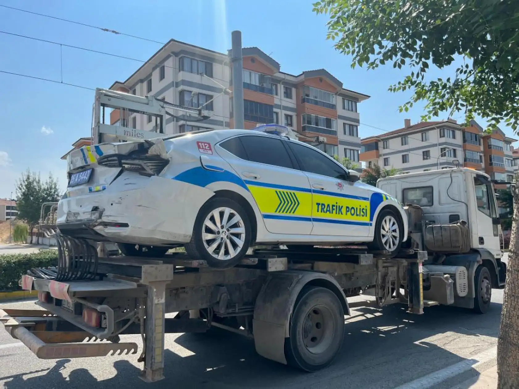 Kazayı inceleyen polisin aracına kontrolden çıkan otomobil çarptı: 1'i polis 3 yaralı
