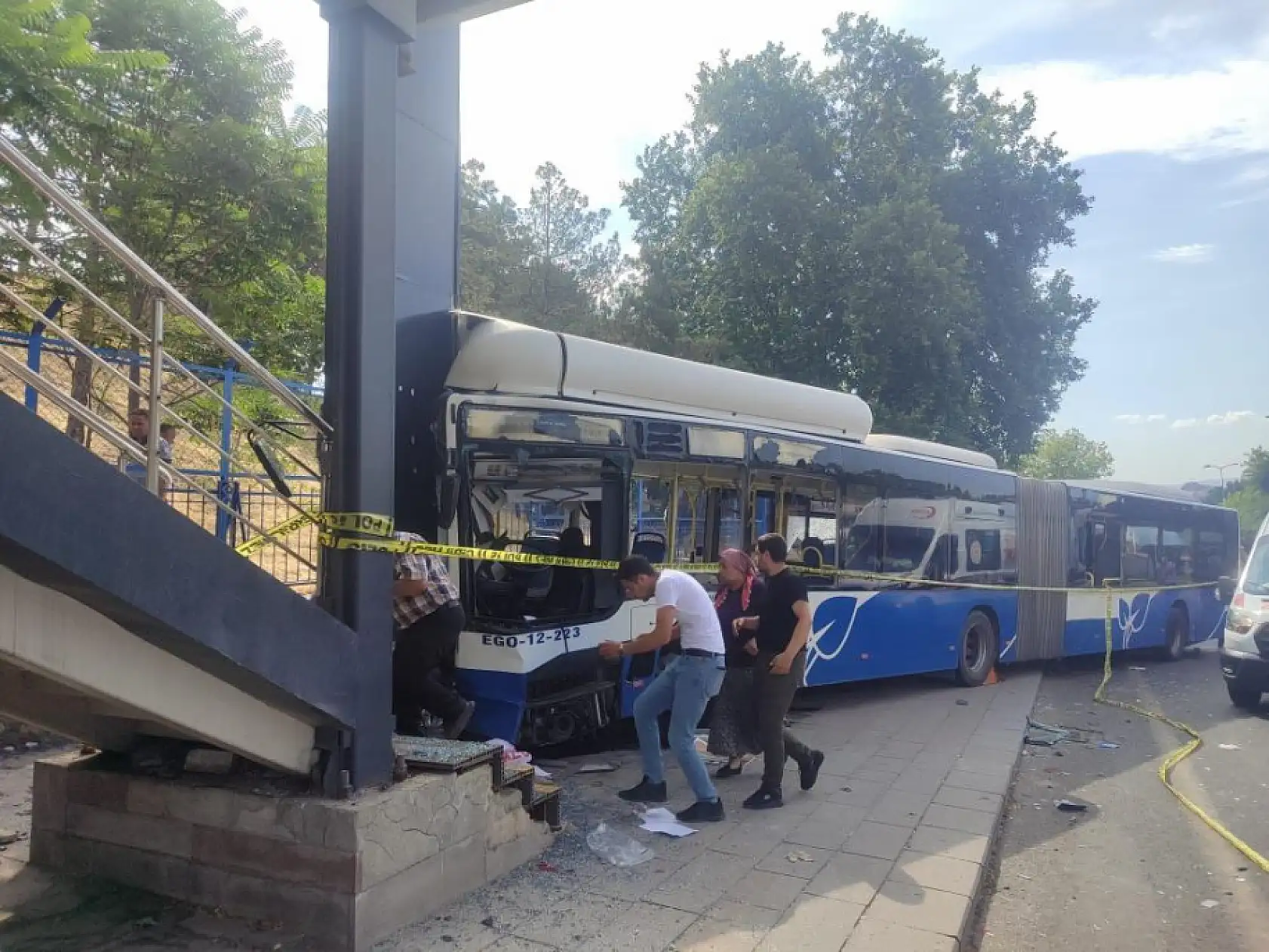Ankara'da belediye otobüsü önce iki araca, sonra üst geçitin ayağına çarptı: 20 yaralı