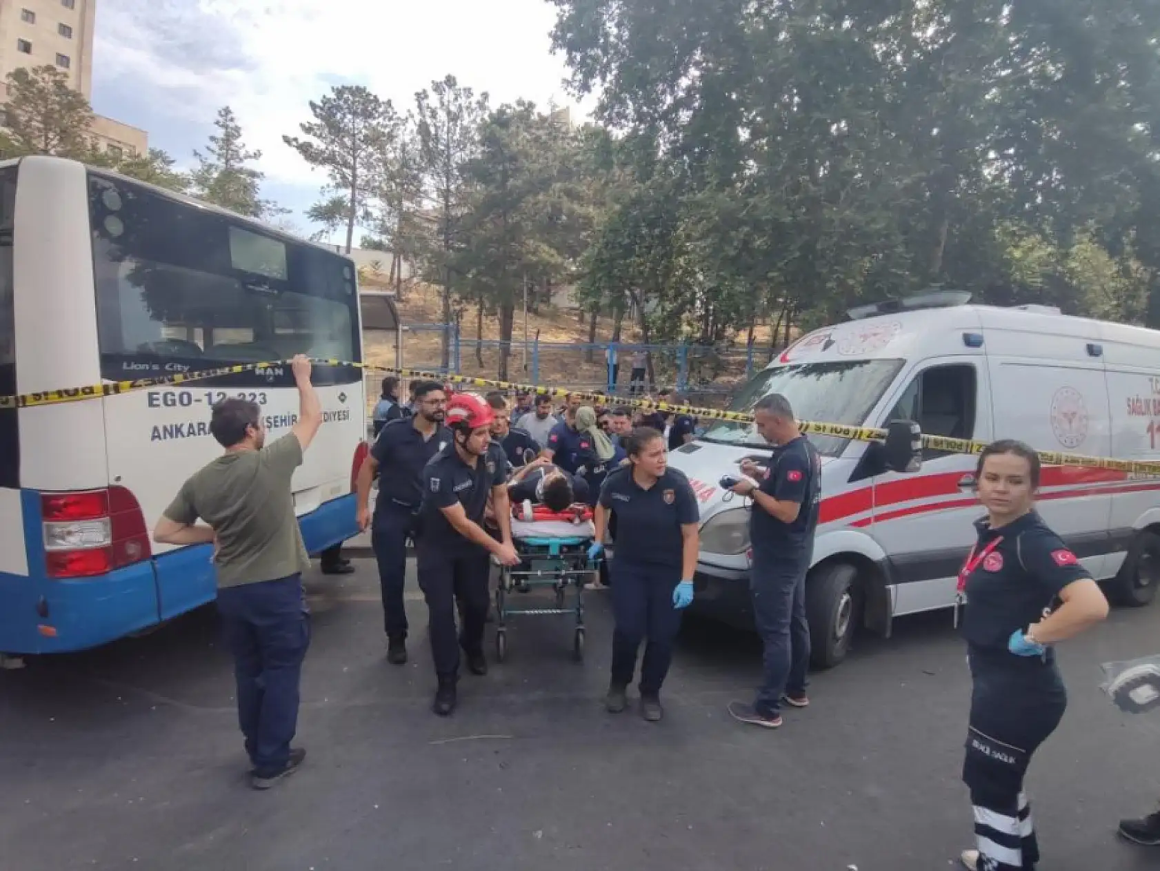 Ankara'da belediye otobüsü önce iki araca, sonra üst geçitin ayağına çarptı: 20 yaralı