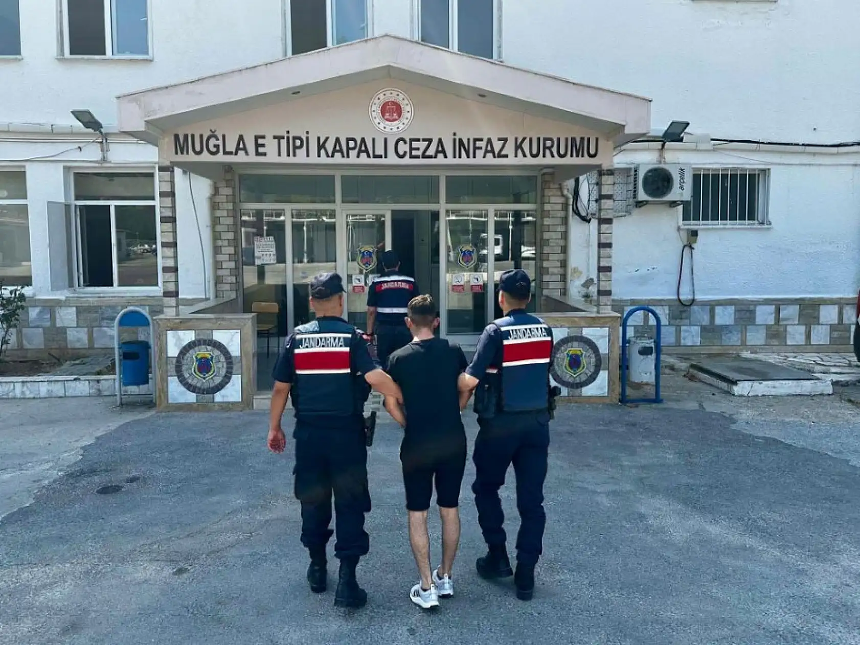 Muğla'da 'Kişiyi hürriyetinden yoksun kılma' suçundan aranan hükümlü yakalandı