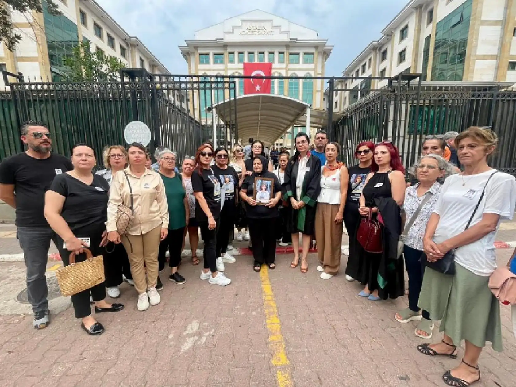 Eşini 9 kurşunla öldüren koca ve arkadaşına ağırlaştırılmış müebbet talebi