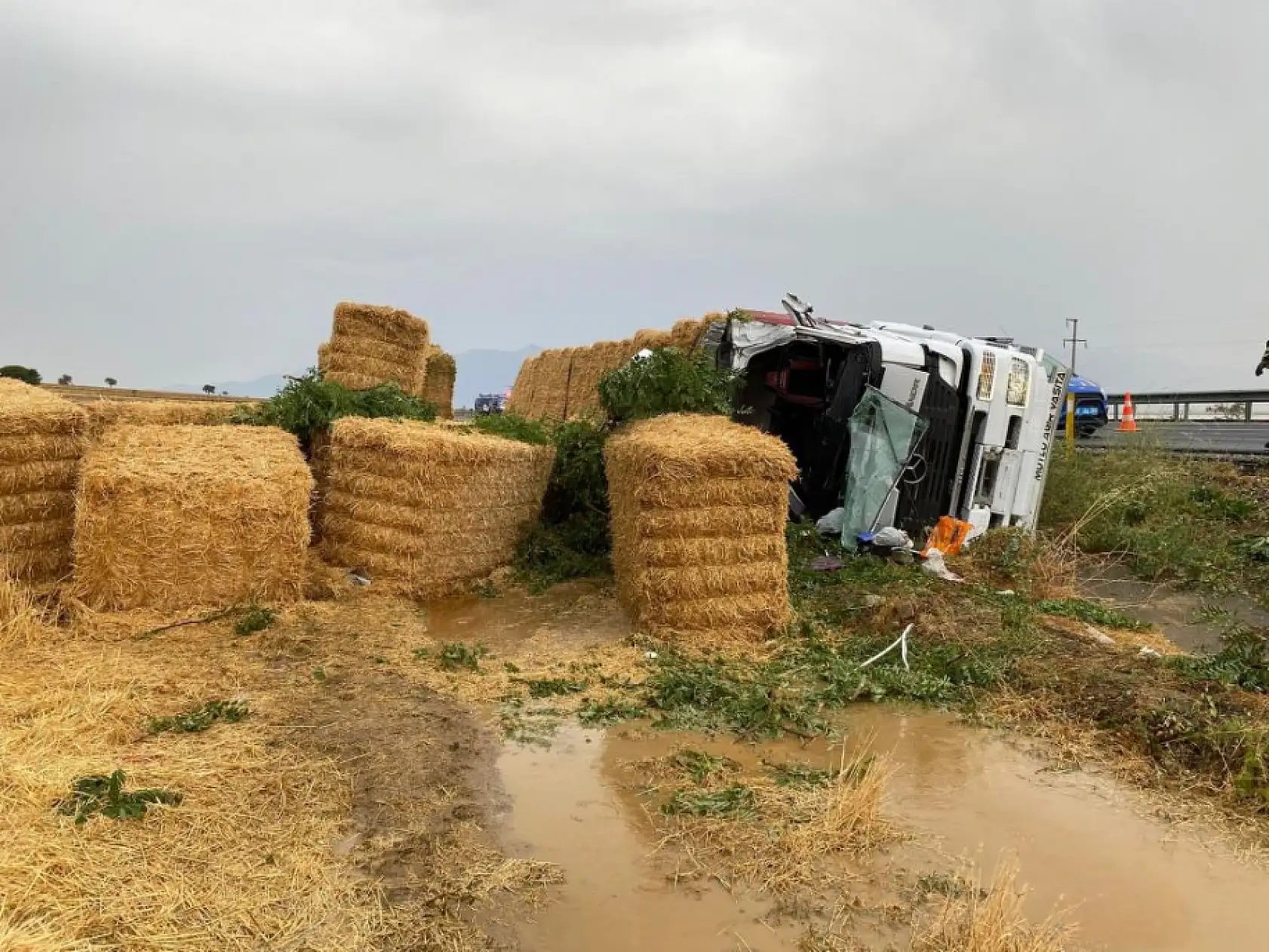 Saman yüklü tır devrildi sürücü öldü, eşi ve çocukları yaralandı