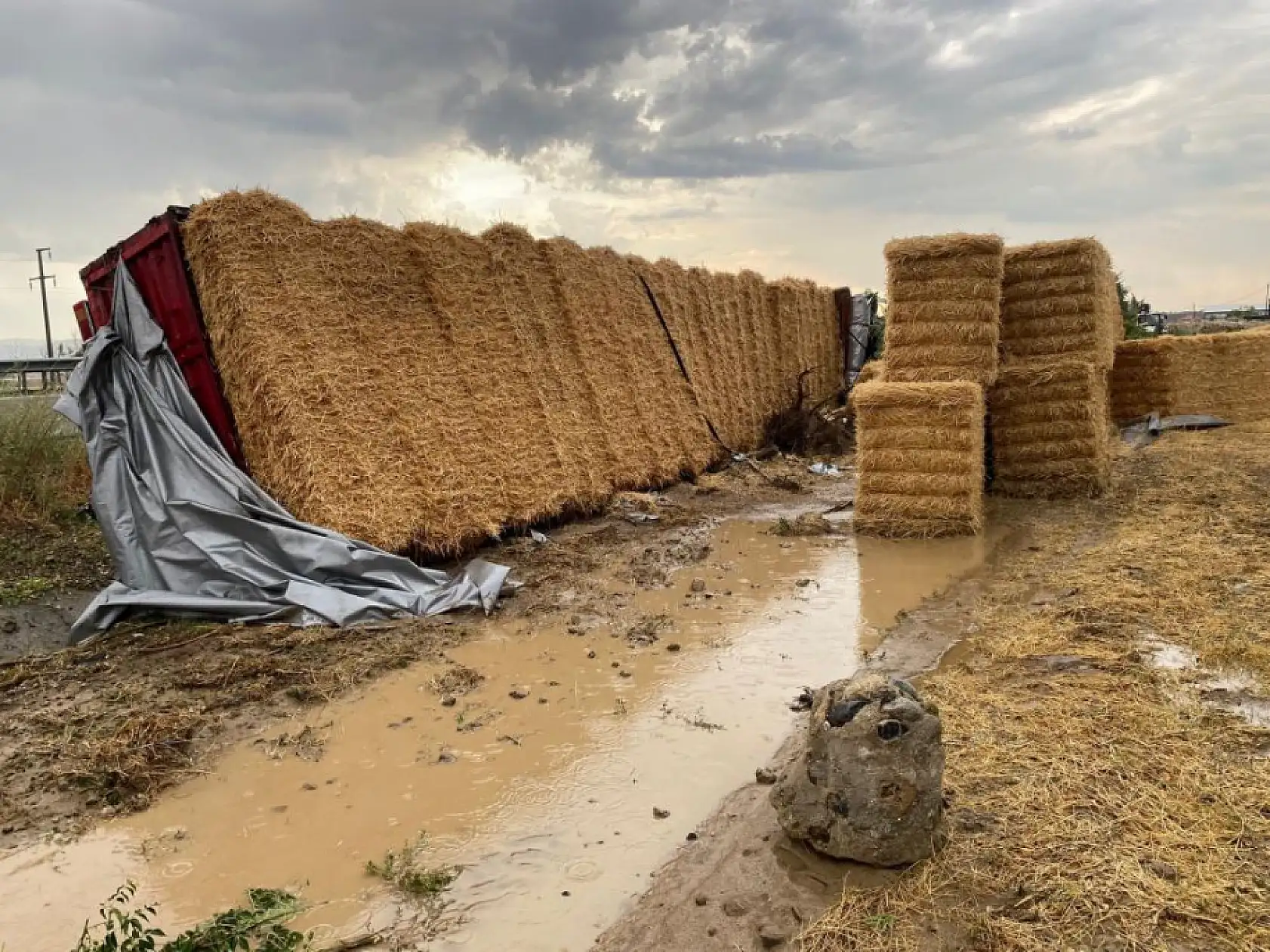Saman yüklü tır devrildi sürücü öldü, eşi ve çocukları yaralandı