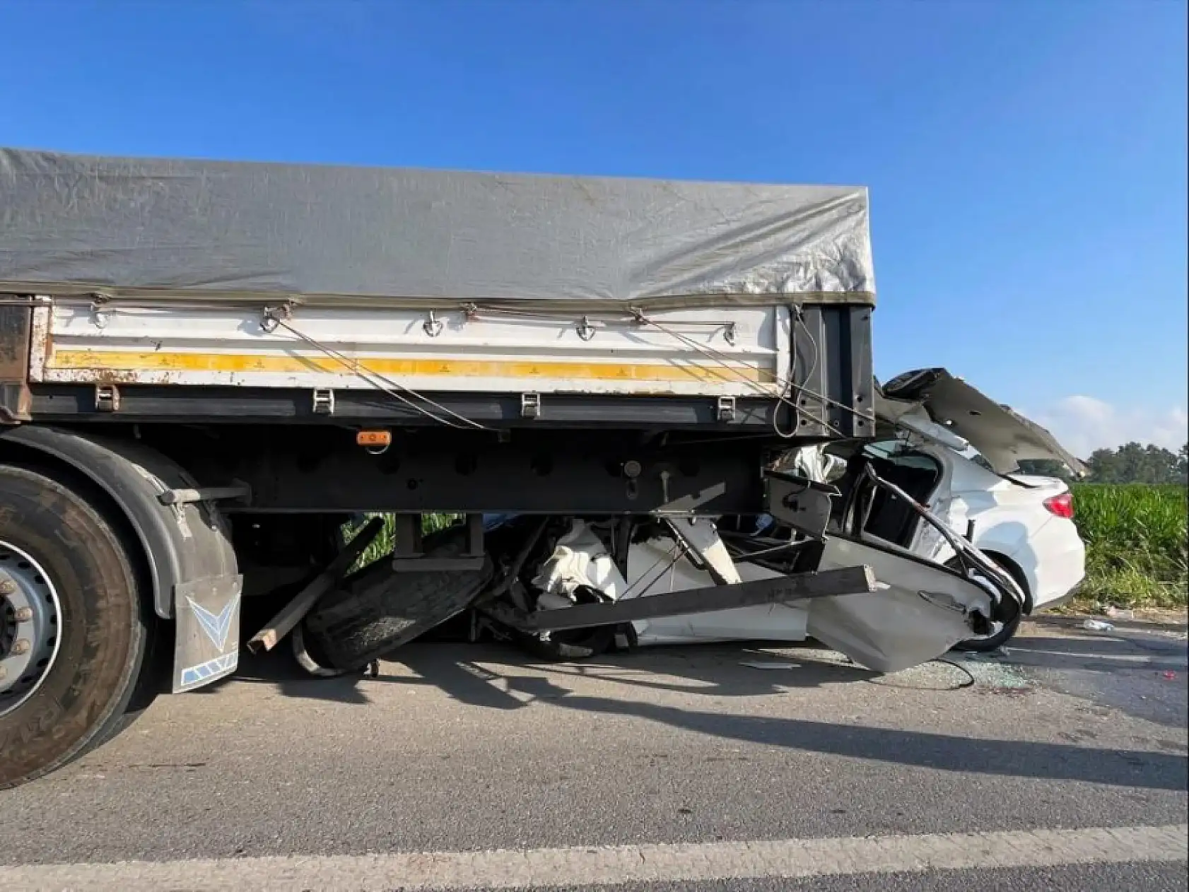 Otomobil tıra ok gibi saplandı: Genç sürücü hayatını kaybetti