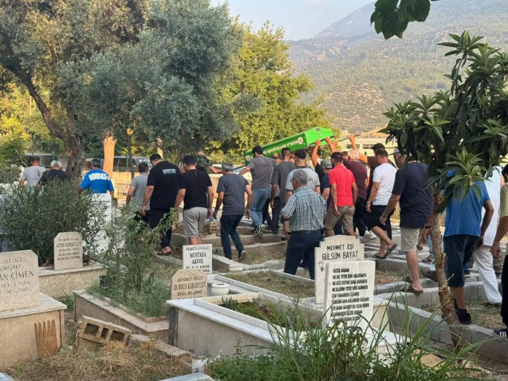 Fethiye'de havuza düşerek ölen minik Asil Kemal gözyaşlarıyla son yolculuğuna uğurlandı