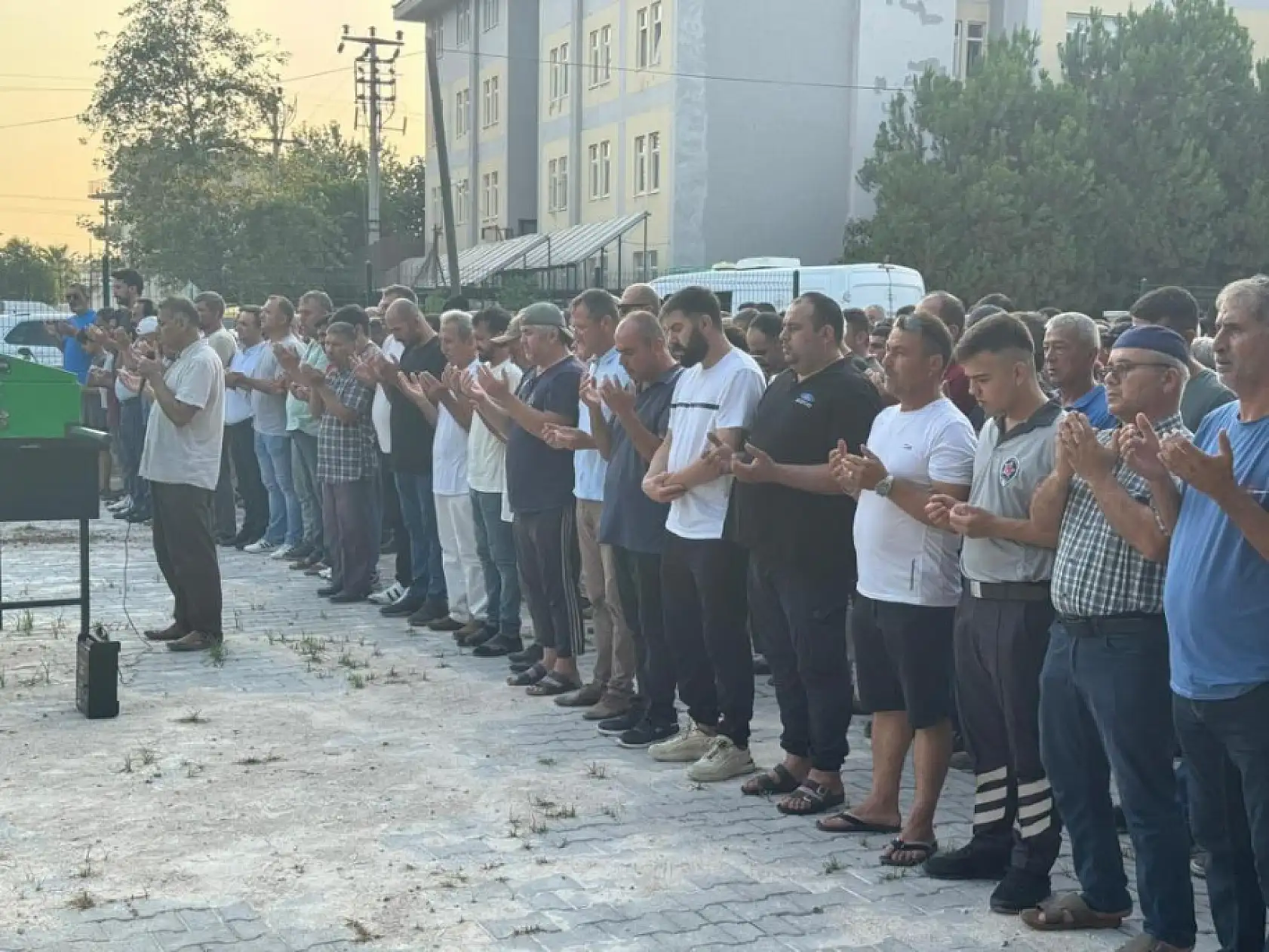 Fethiye'de havuza düşerek ölen minik Asil Kemal gözyaşlarıyla son yolculuğuna uğurlandı