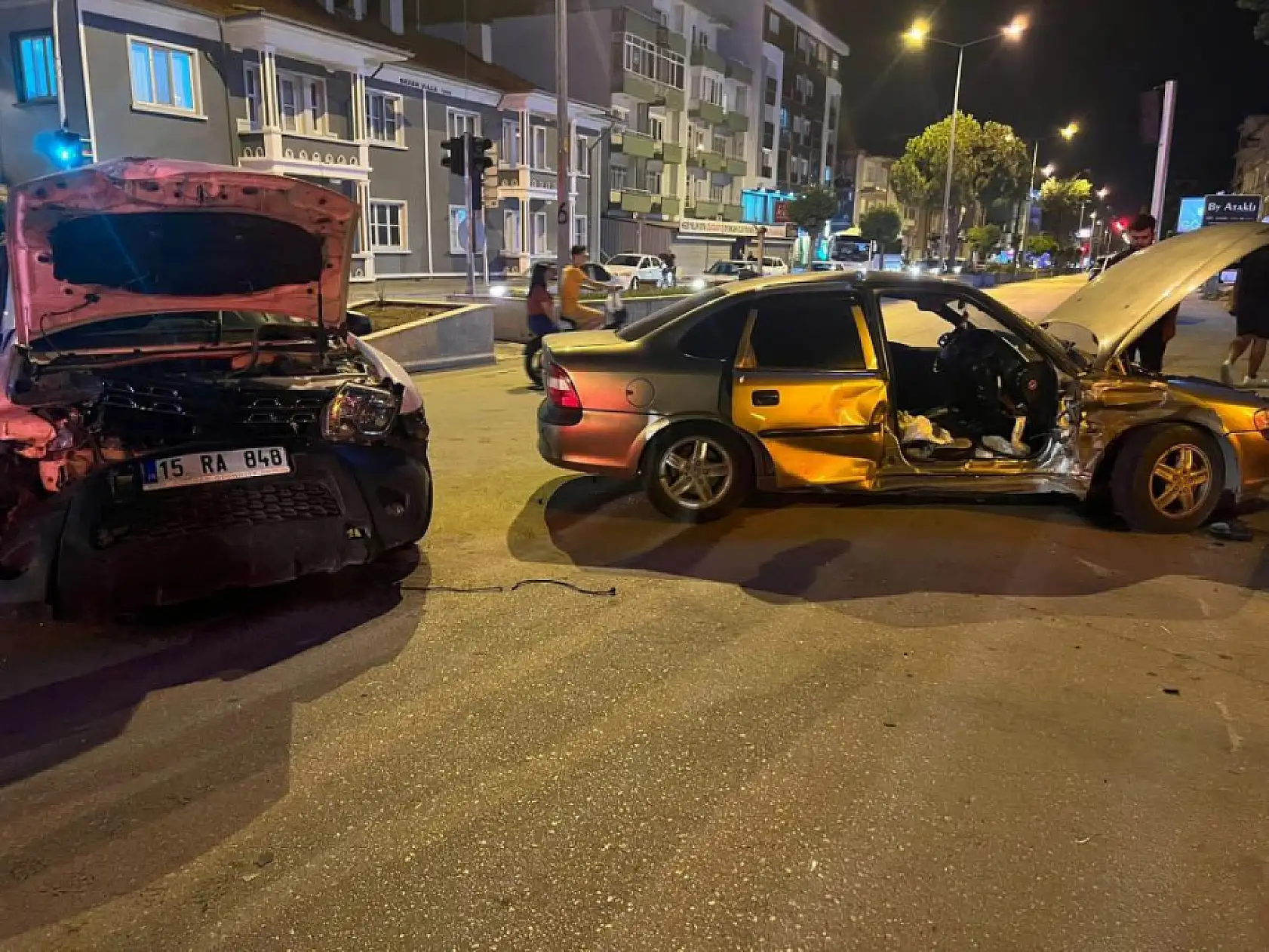 Kavşakta iki otomobil çarpıştı: 2 yaralı