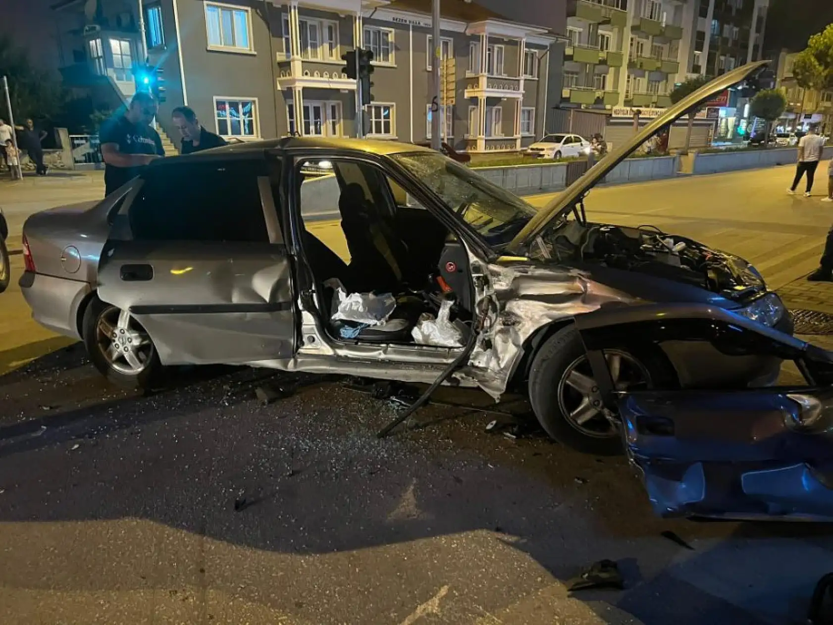 Kavşakta iki otomobil çarpıştı: 2 yaralı