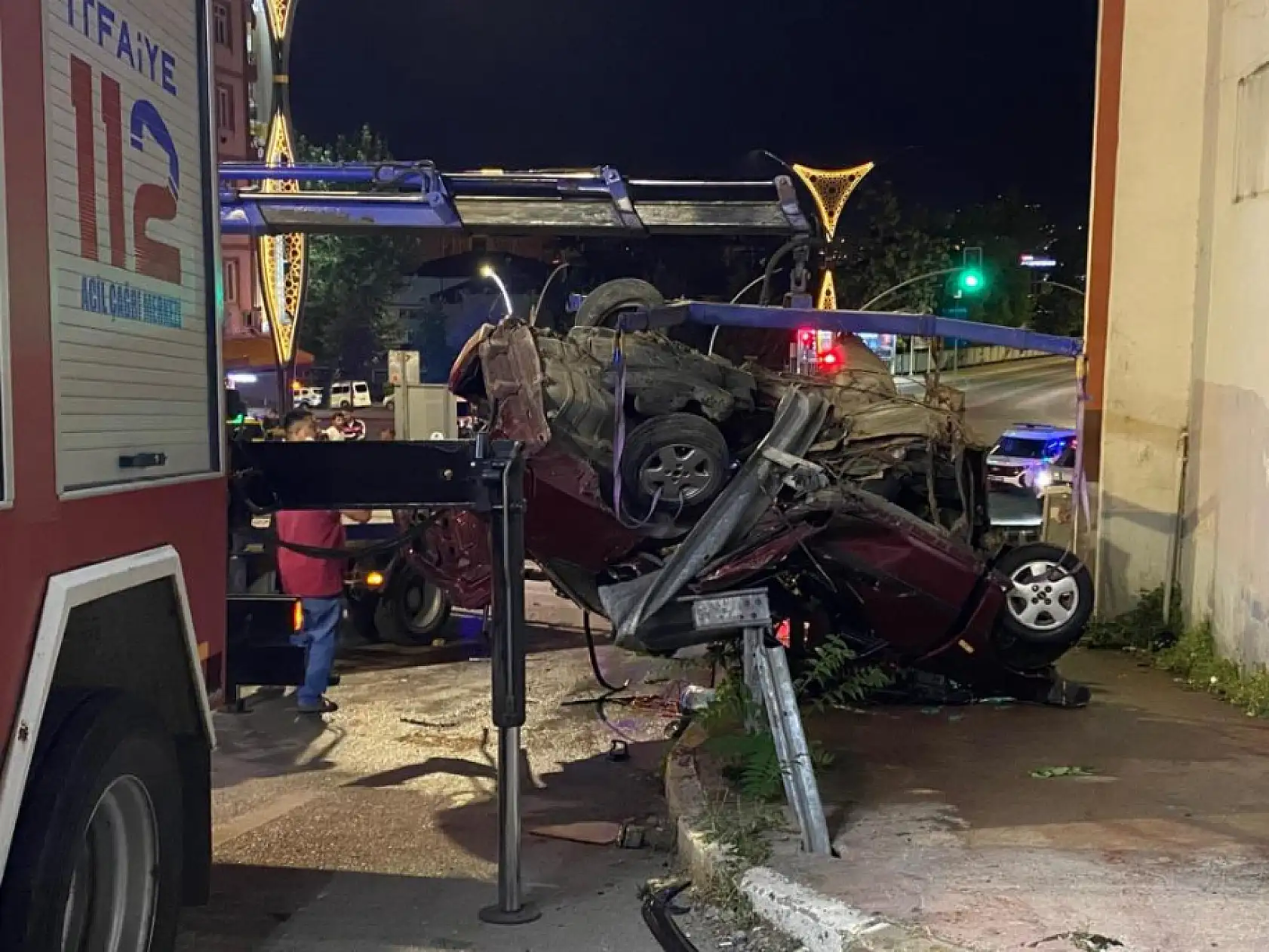 Otomobil bariyere çarptı, Takla attı ve asılı kaldı! 2 ölü 3 yaralı
