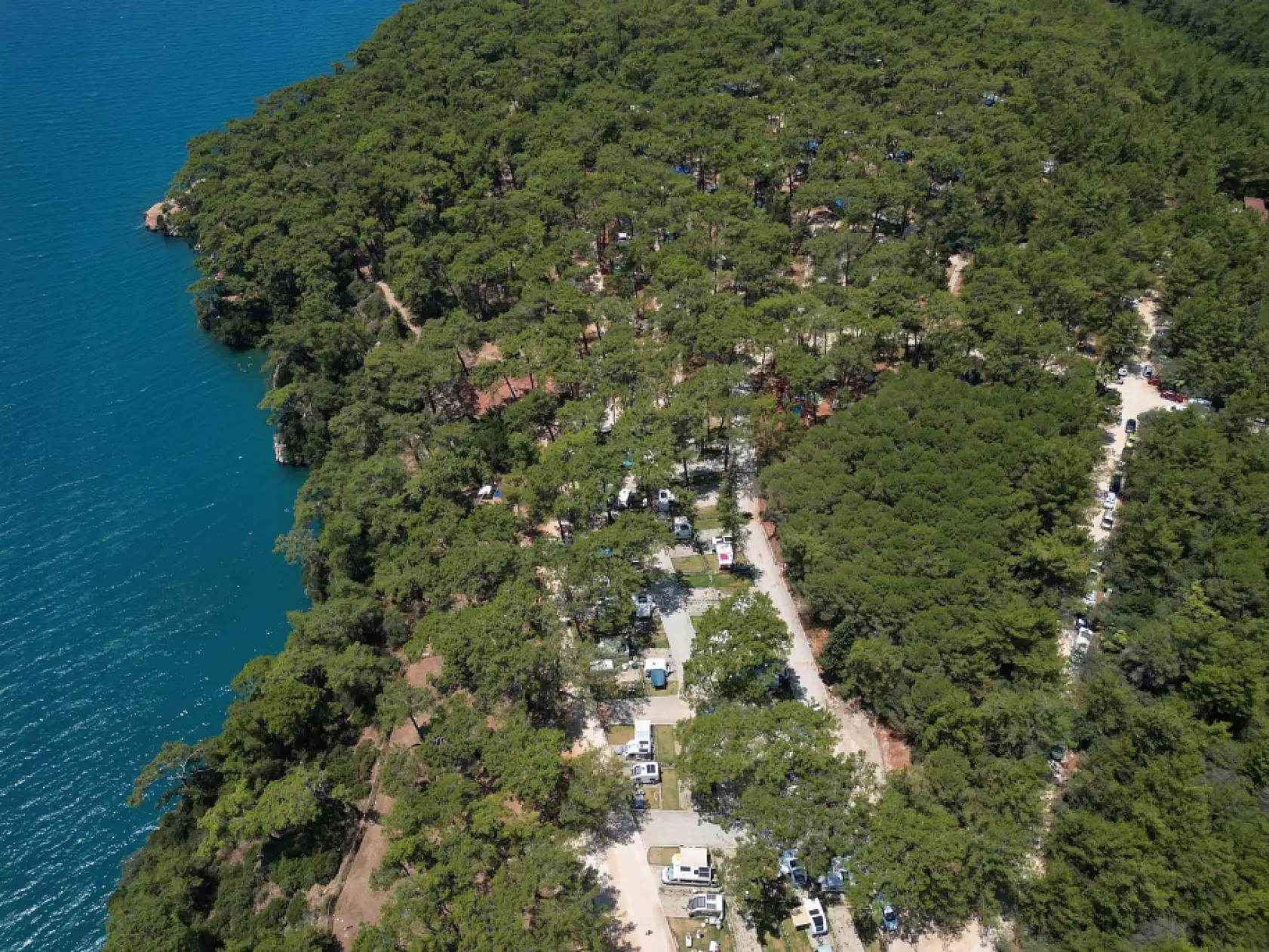 Çadır ve karavan tatilcileri 'sakin kent' Akyaka'ya akın etti