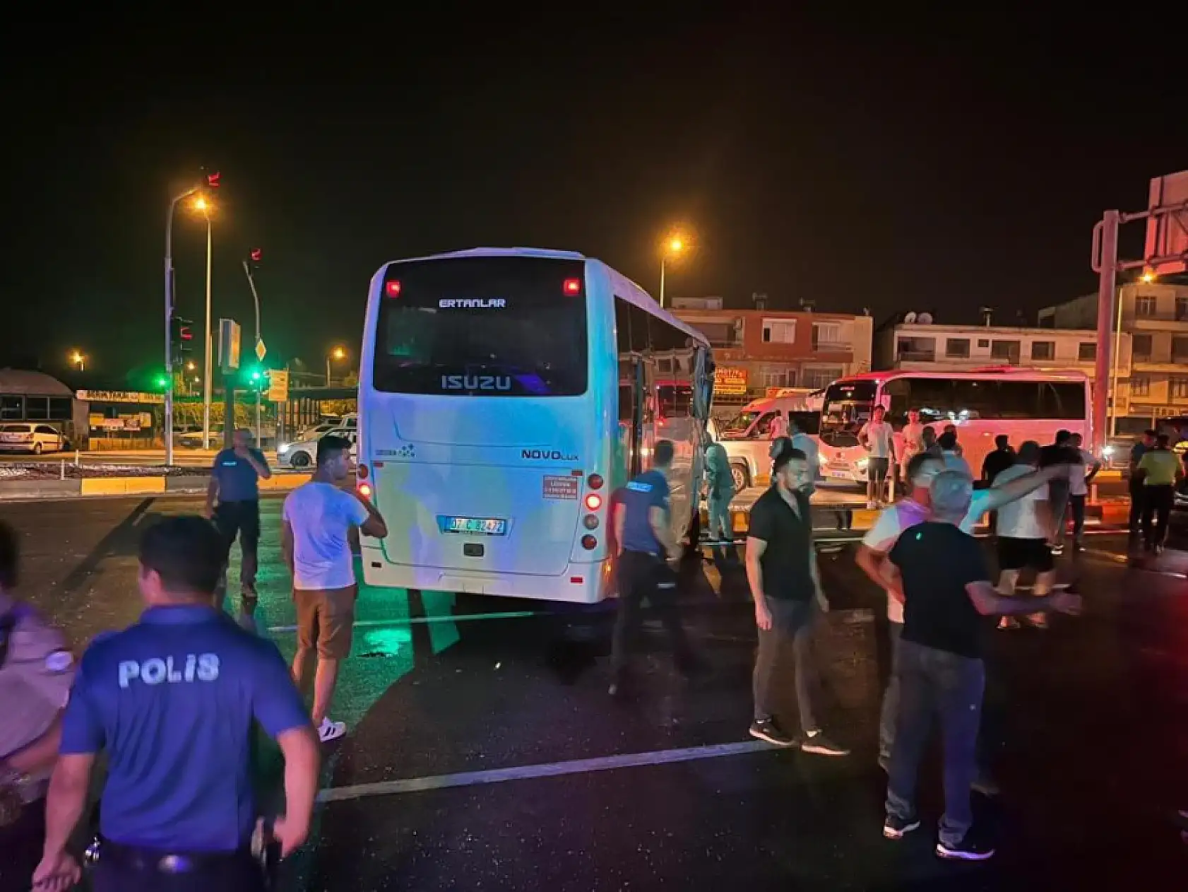 3 midibüs birbirine girdi, ortalık savaş alanına döndü: 6 yaralı