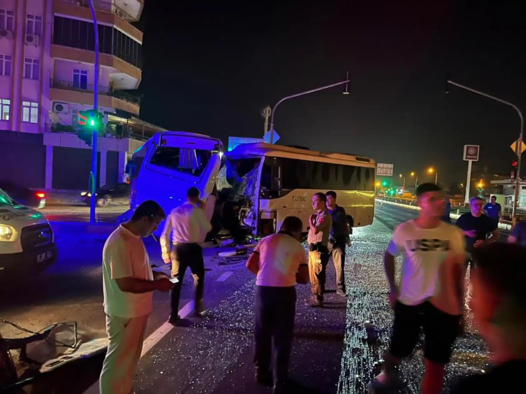 3 midibüs birbirine girdi, ortalık savaş alanına döndü: 6 yaralı