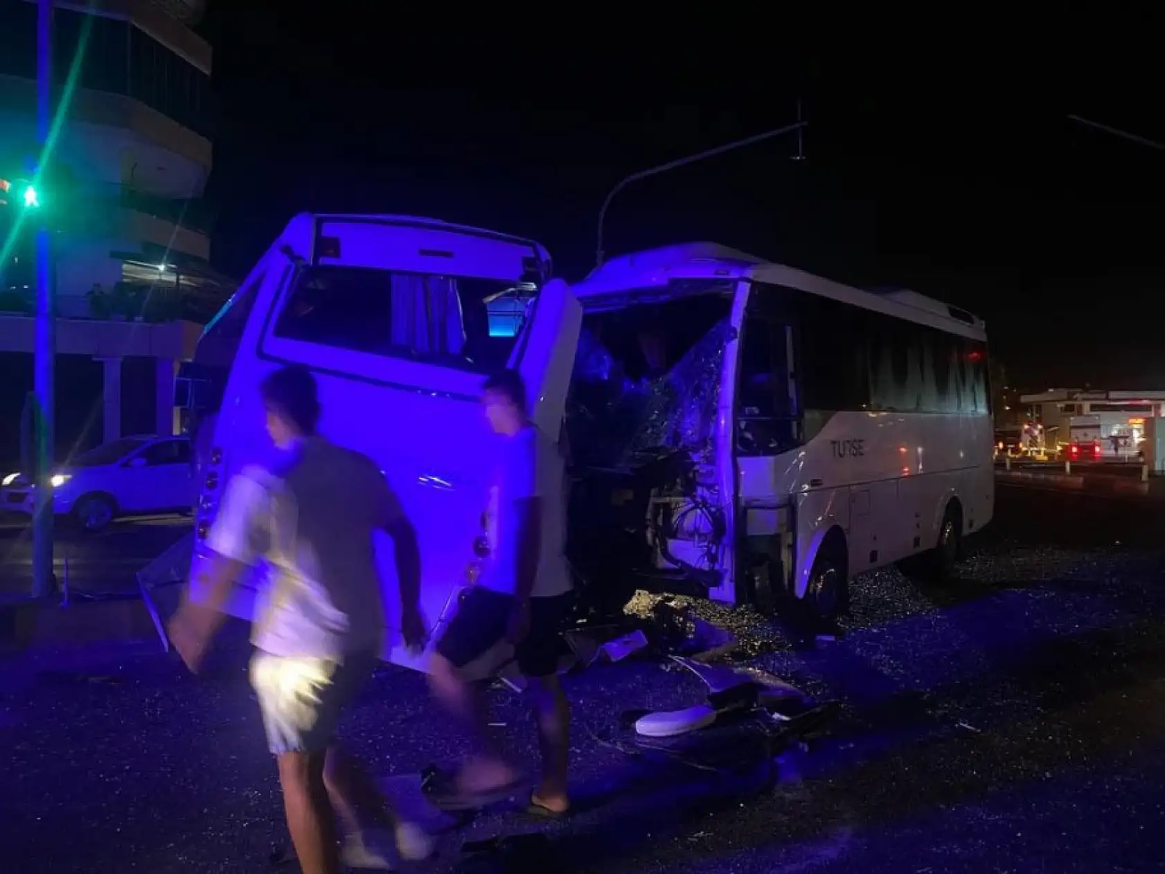 3 midibüs birbirine girdi, ortalık savaş alanına döndü: 6 yaralı