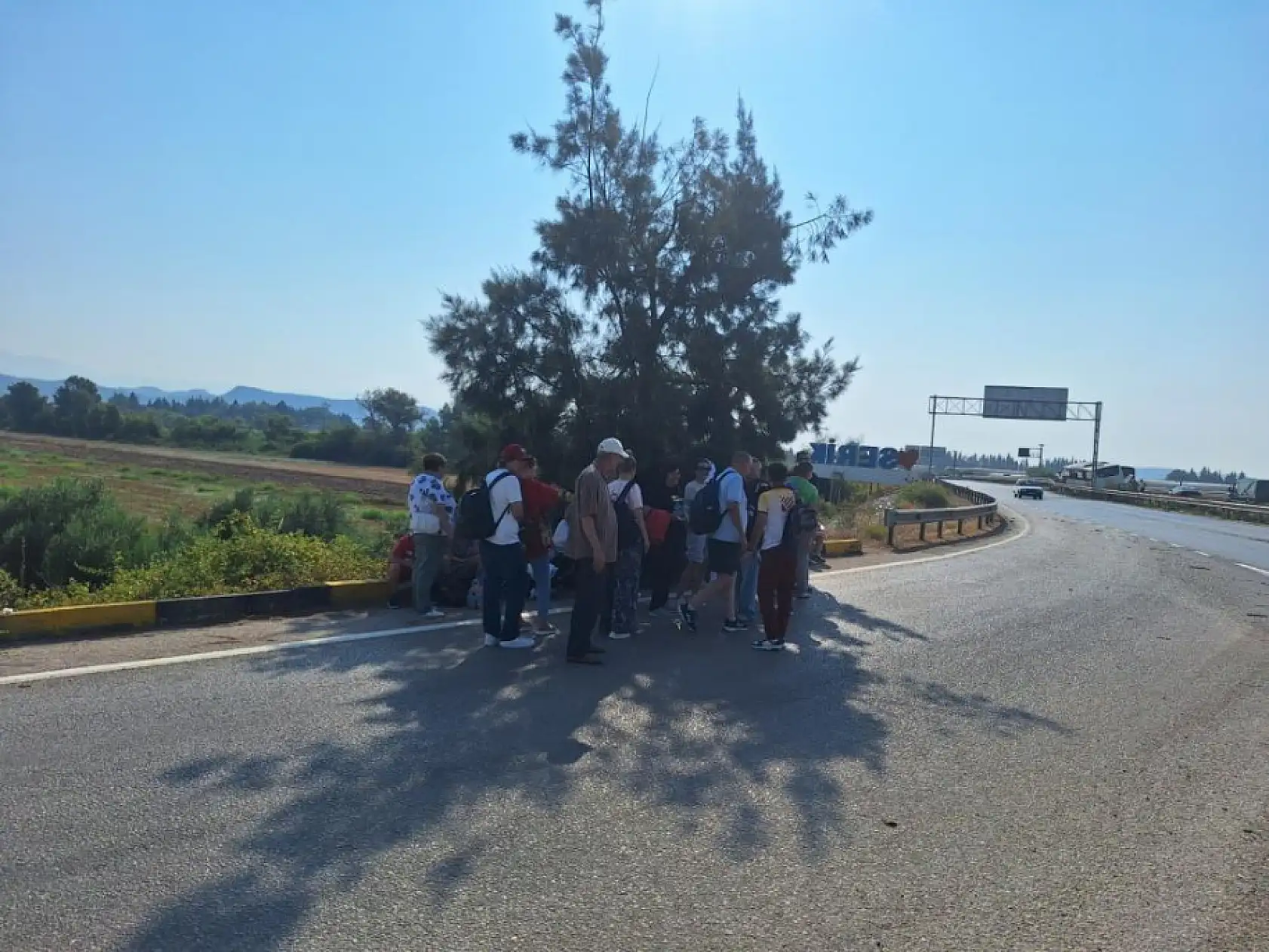Kaza yapan tur otobüsü, köprüden düşmek üzereyken durabildi