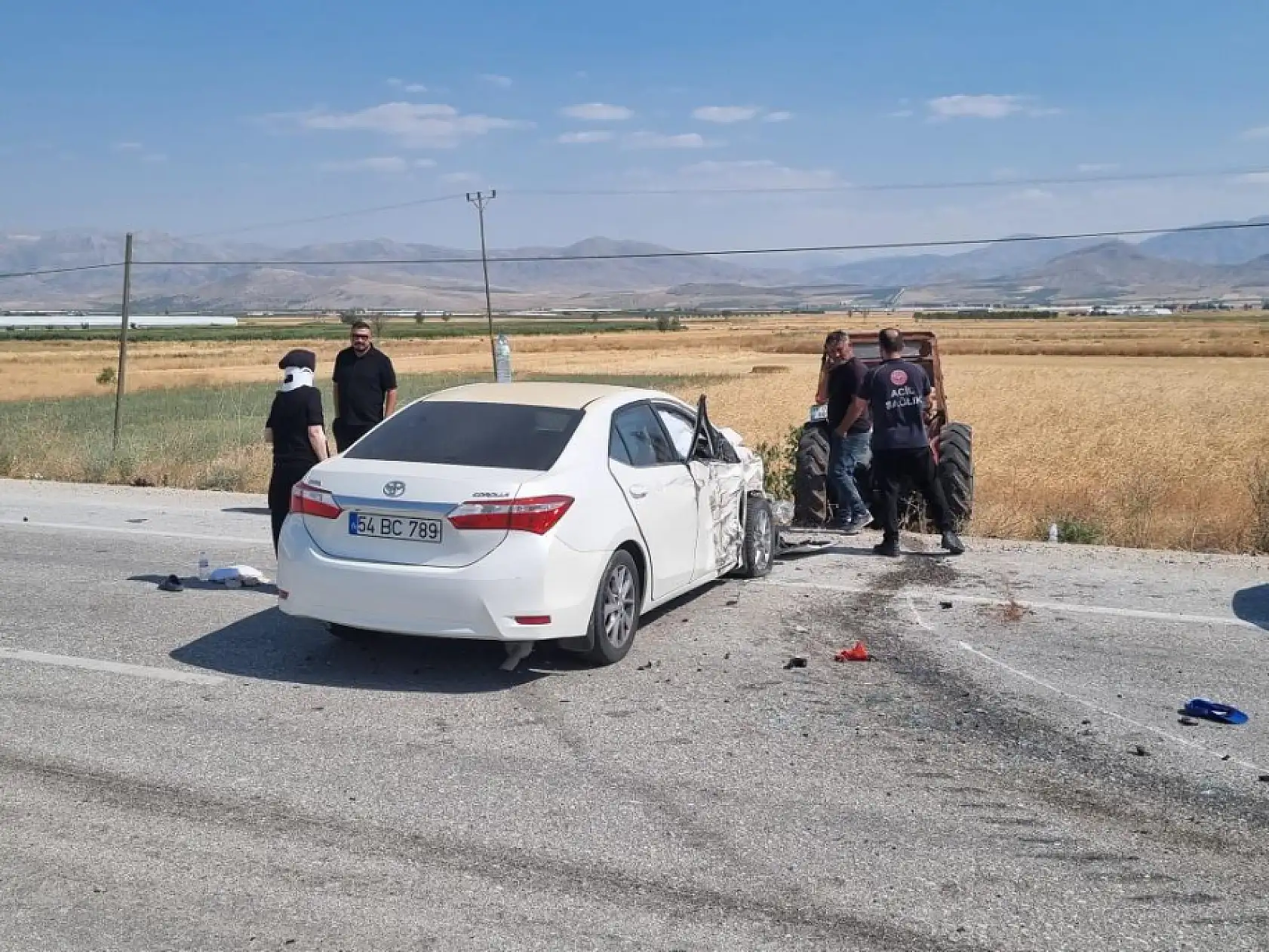 Burdur-Fethiye Karayolu'nda traktör ile otomobil çarpıştı: 5 yaralı