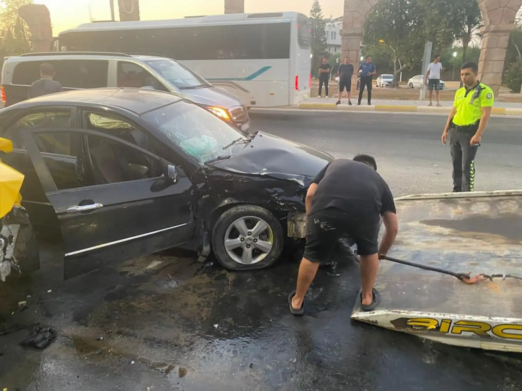 Ticari taksi ile otomobil çarpıştı: 5'i turist 7 yaralı