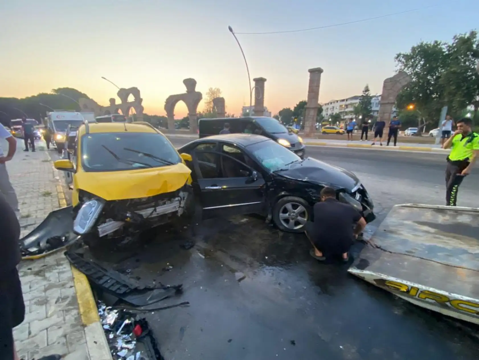 Ticari taksi ile otomobil çarpıştı: 5'i turist 7 yaralı