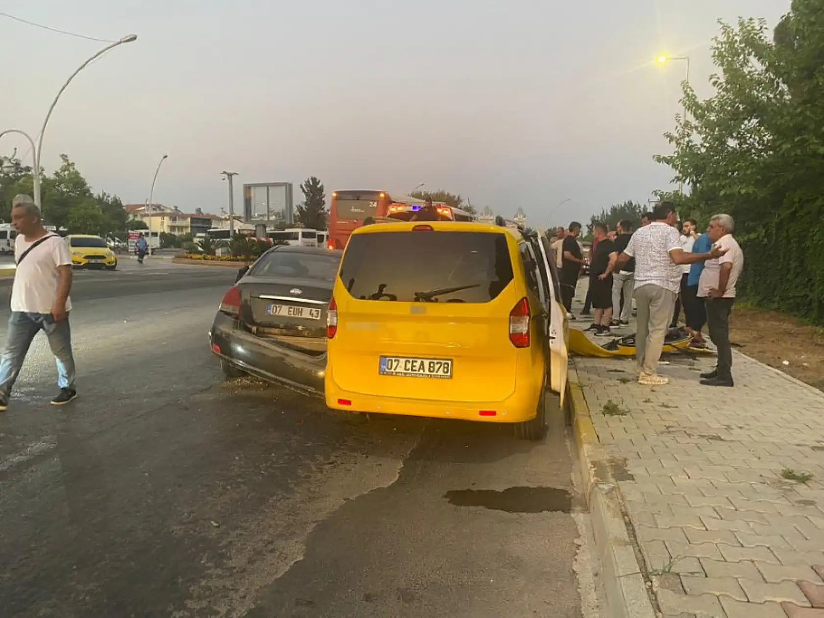 Ticari taksi ile otomobil çarpıştı: 5'i turist 7 yaralı
