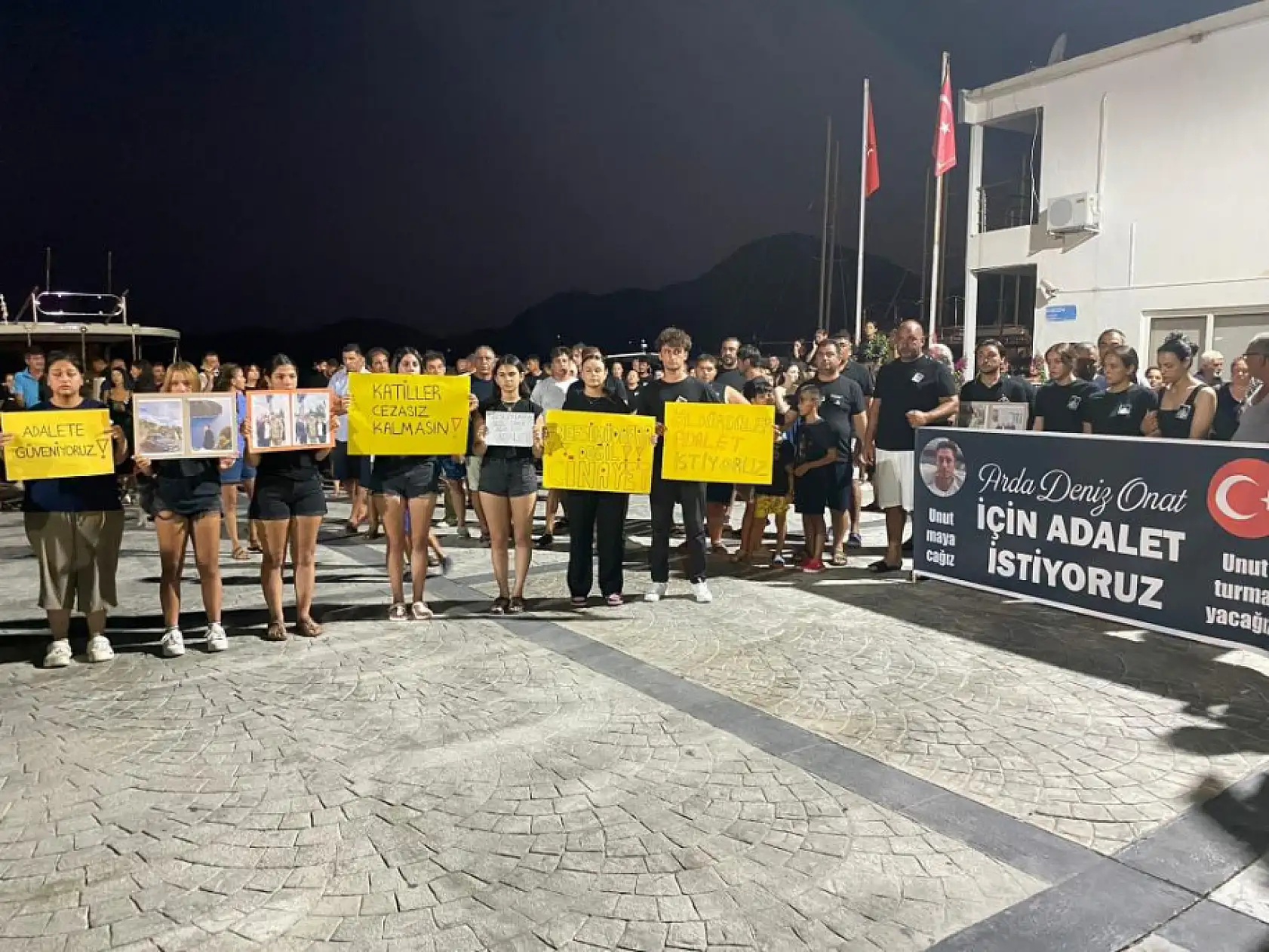 Marmaris'te Arda Deniz Onat İçin Sessiz Yürüyüş