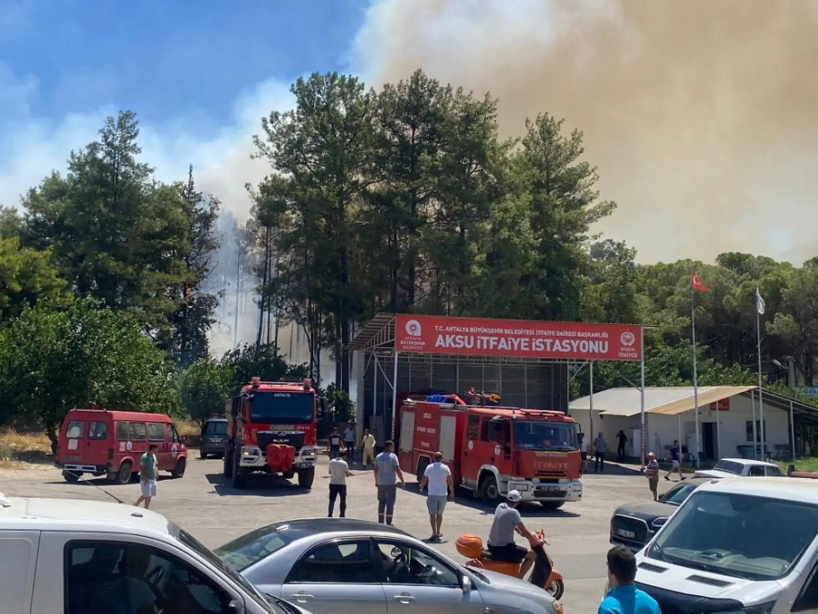 Antalya'da ormanlık alanda yangın paniği