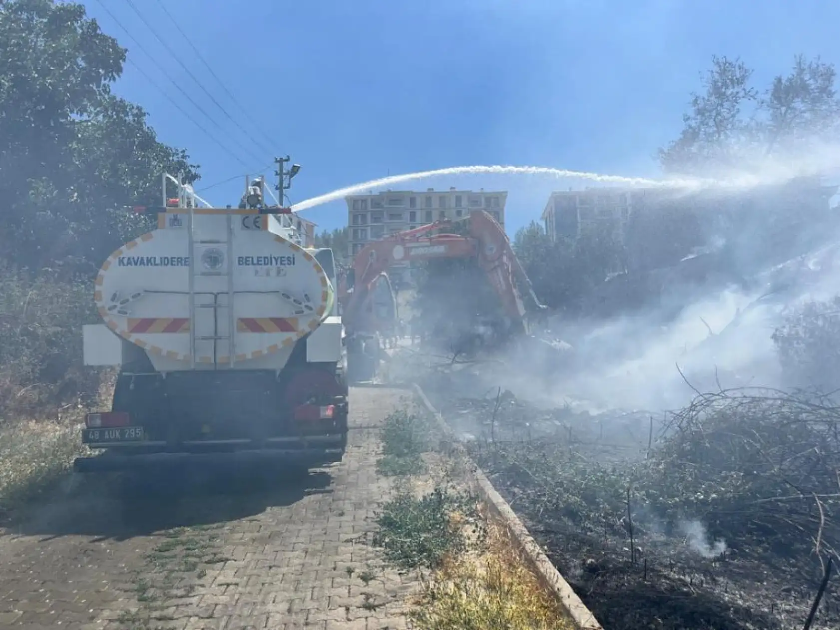Kavaklıdere'de Yerleşim Yerinde Çıkan Yangın Büyümeden Söndürüldü