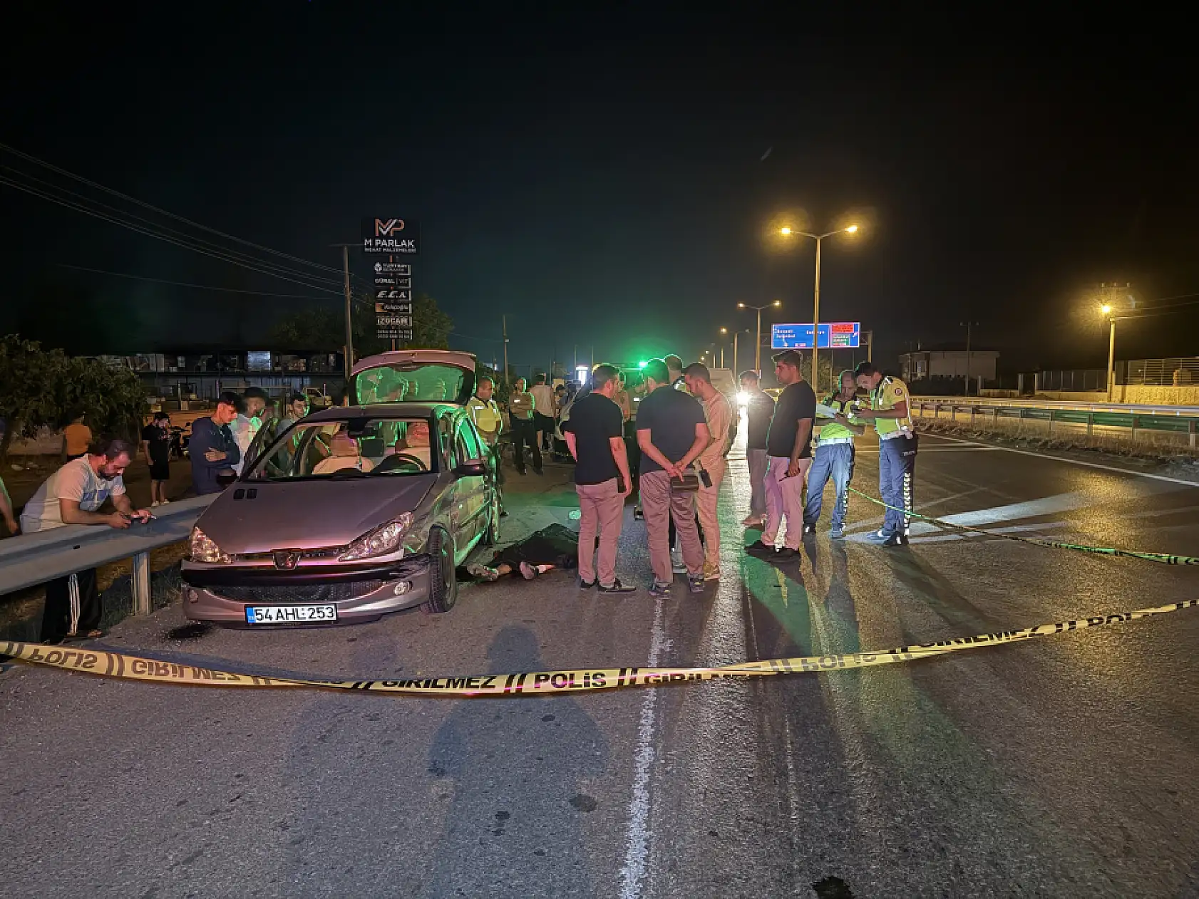Kontrolünü kaybettiği otomobilde can verdi: Araçtaki alkol şişesi dikkat çekti