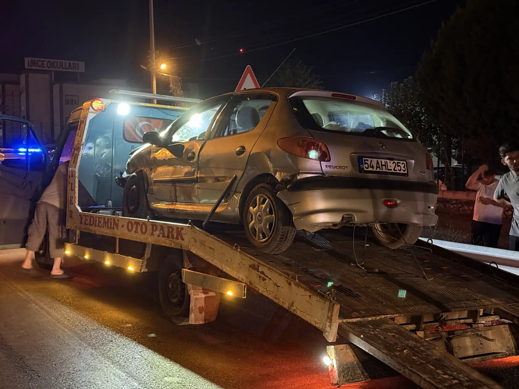 Kontrolünü kaybettiği otomobilde can verdi: Araçtaki alkol şişesi dikkat çekti