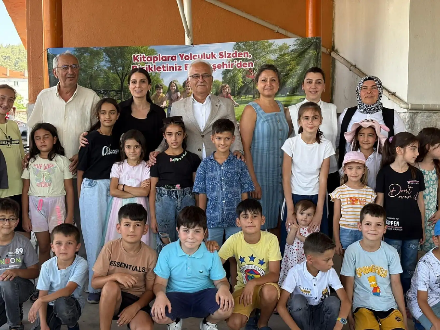 Muğla Büyükşehir Belediyesi kitap okuyan çocukları sevindirdi