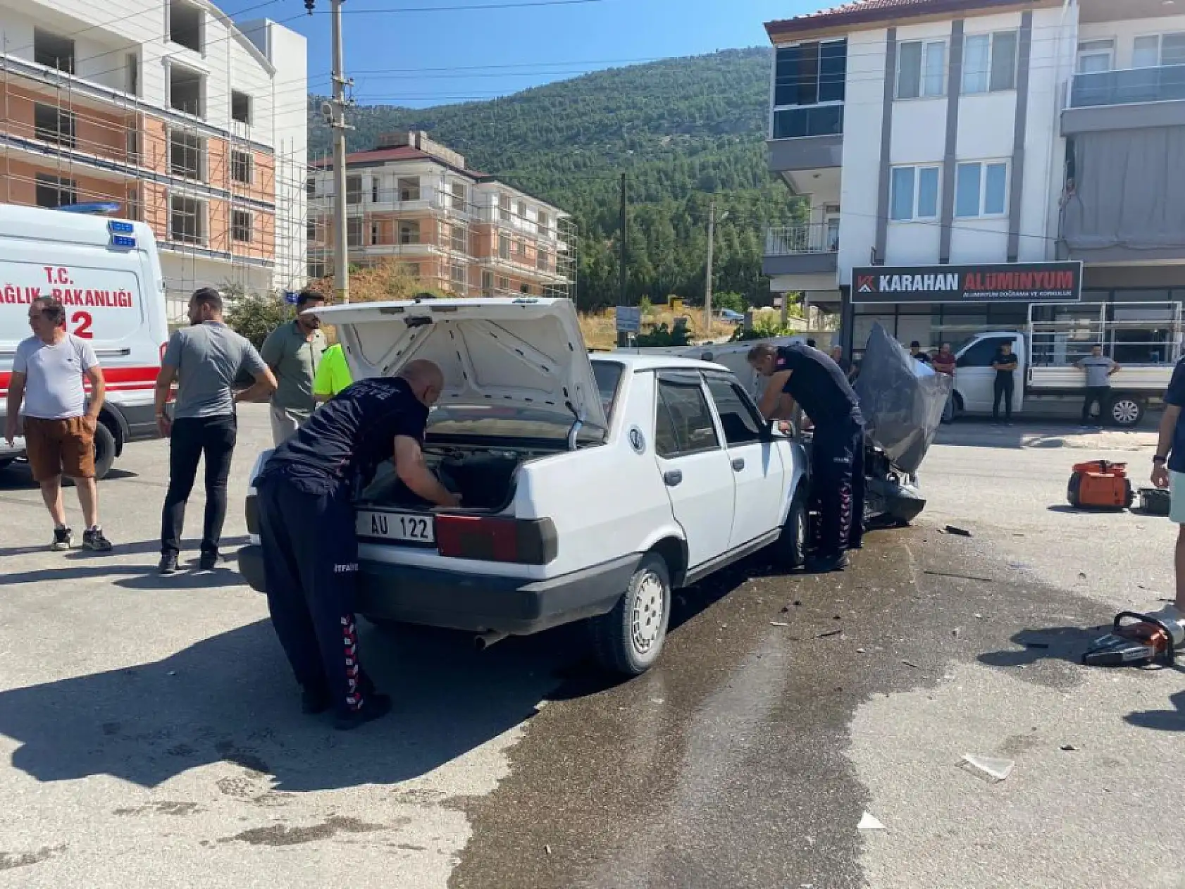 Tofaş otomobiller çarpıştı: 5 yaralı