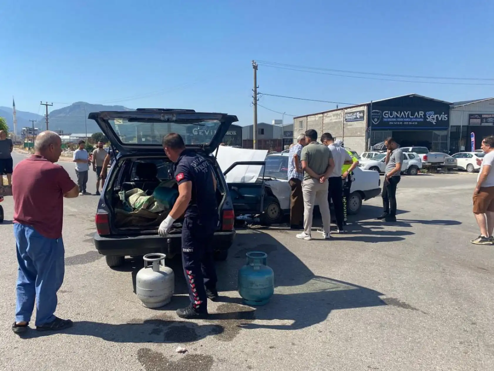 Tofaş otomobiller çarpıştı: 5 yaralı