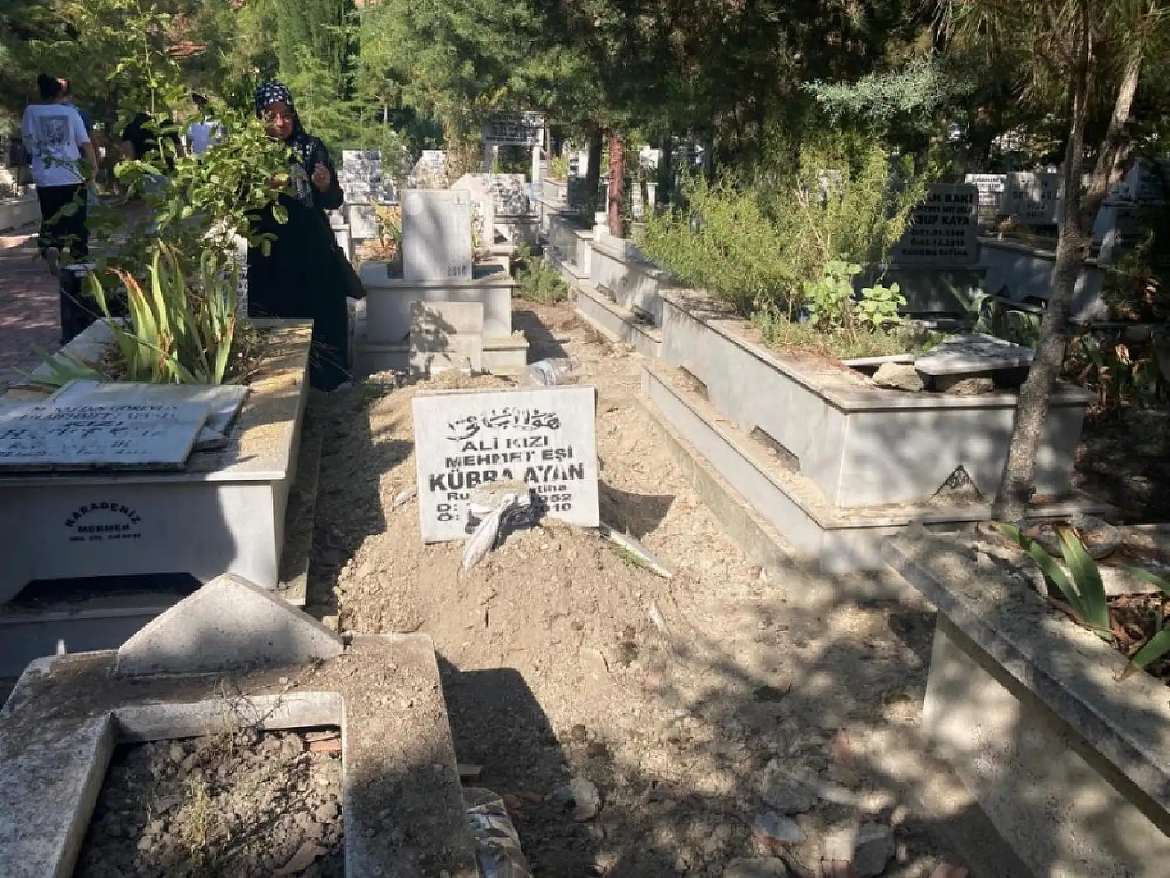 Antalya'da kaldırımda yürürken otomobilin çarptığı üniversiteli genç Burdur'da toprağa verildi