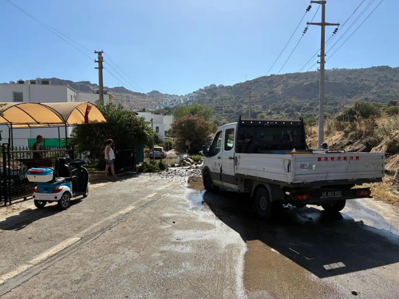 Bodrum'da ana su isale hattı patladı, yol çöktü