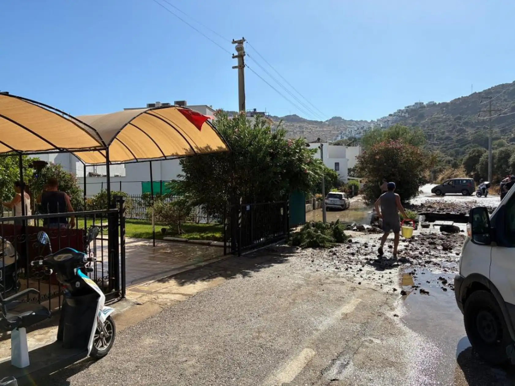 Bodrum'da ana su isale hattı patladı, yol çöktü