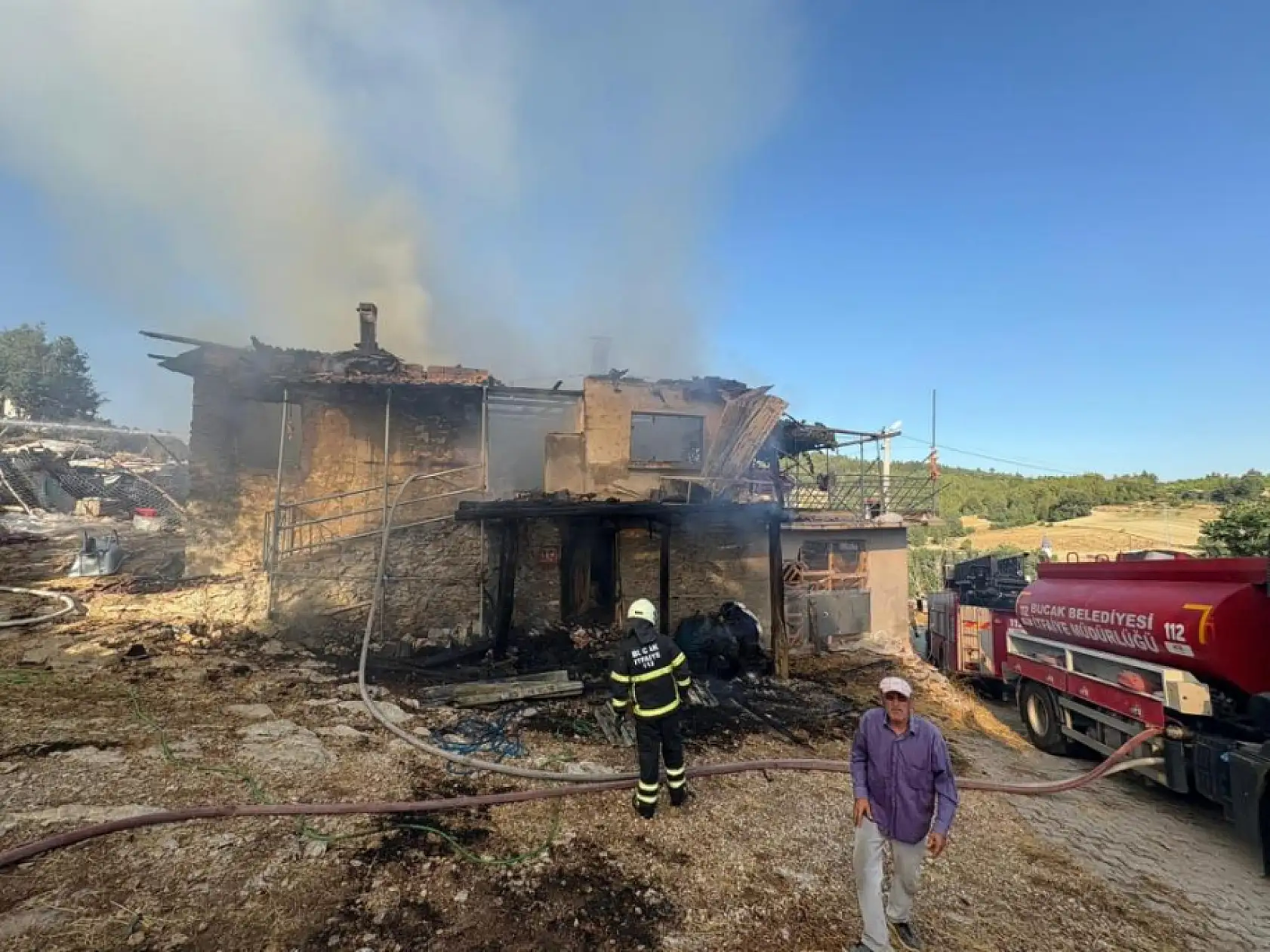 Banyo sobasından çıkan yangın evi küle çevirdi