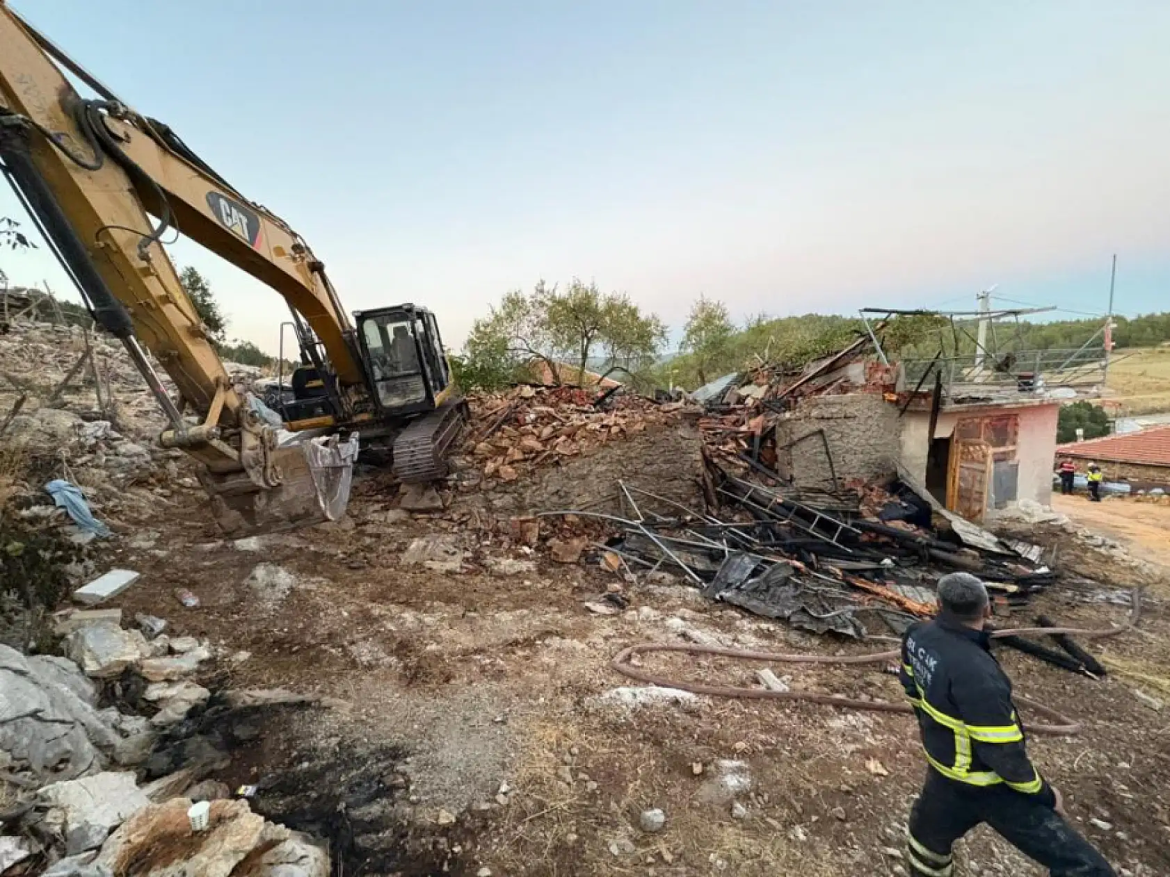 Banyo sobasından çıkan yangın evi küle çevirdi