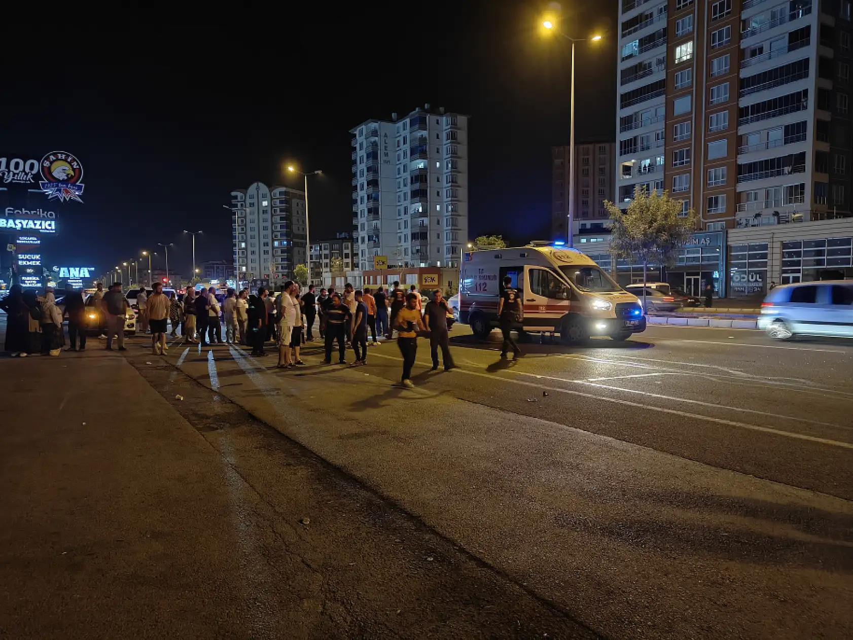 Yolun karşısına geçen yayaya peş peşe 2 otomobil çarptı: 1 ölü