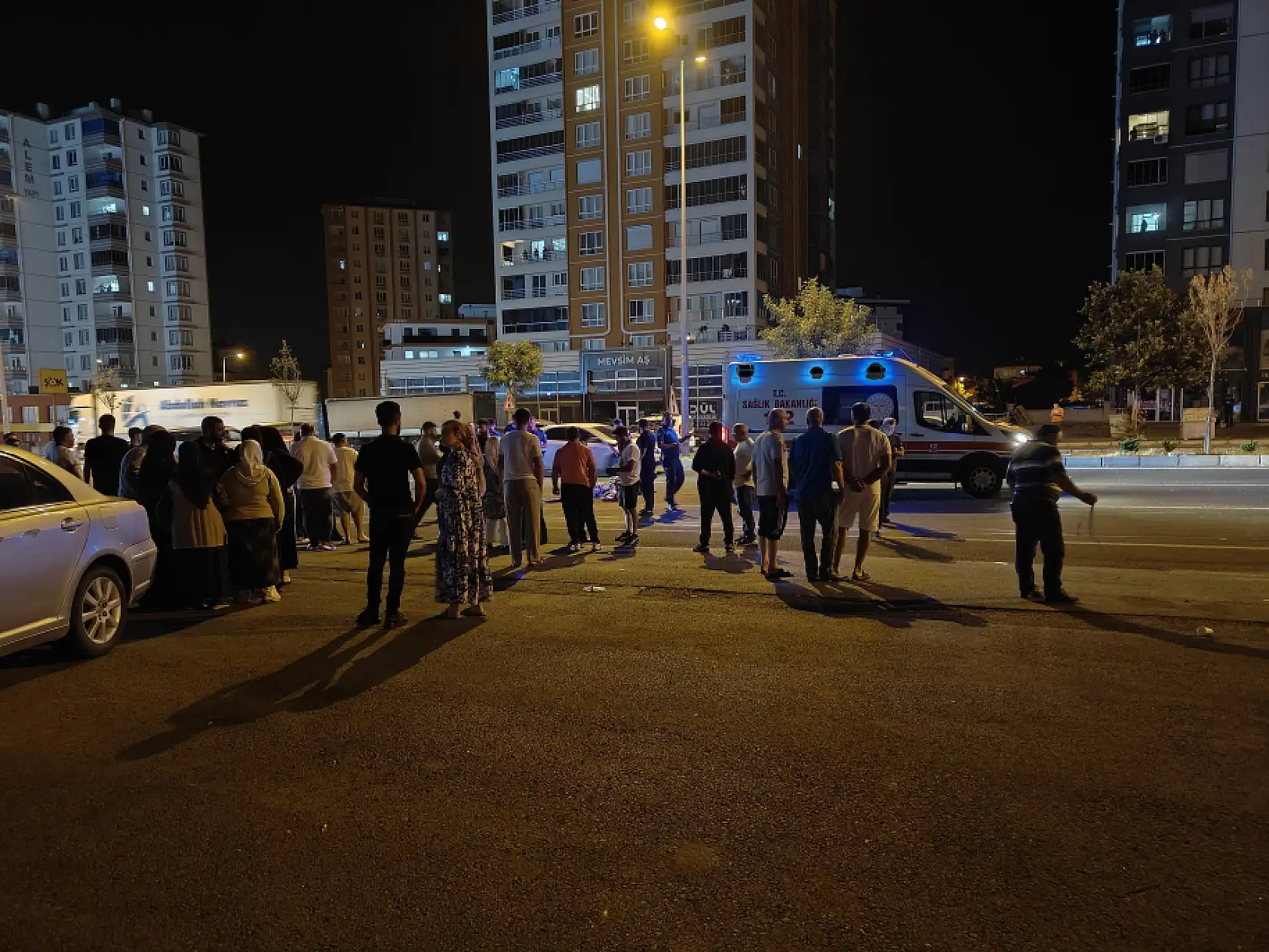 Yolun karşısına geçen yayaya peş peşe 2 otomobil çarptı: 1 ölü