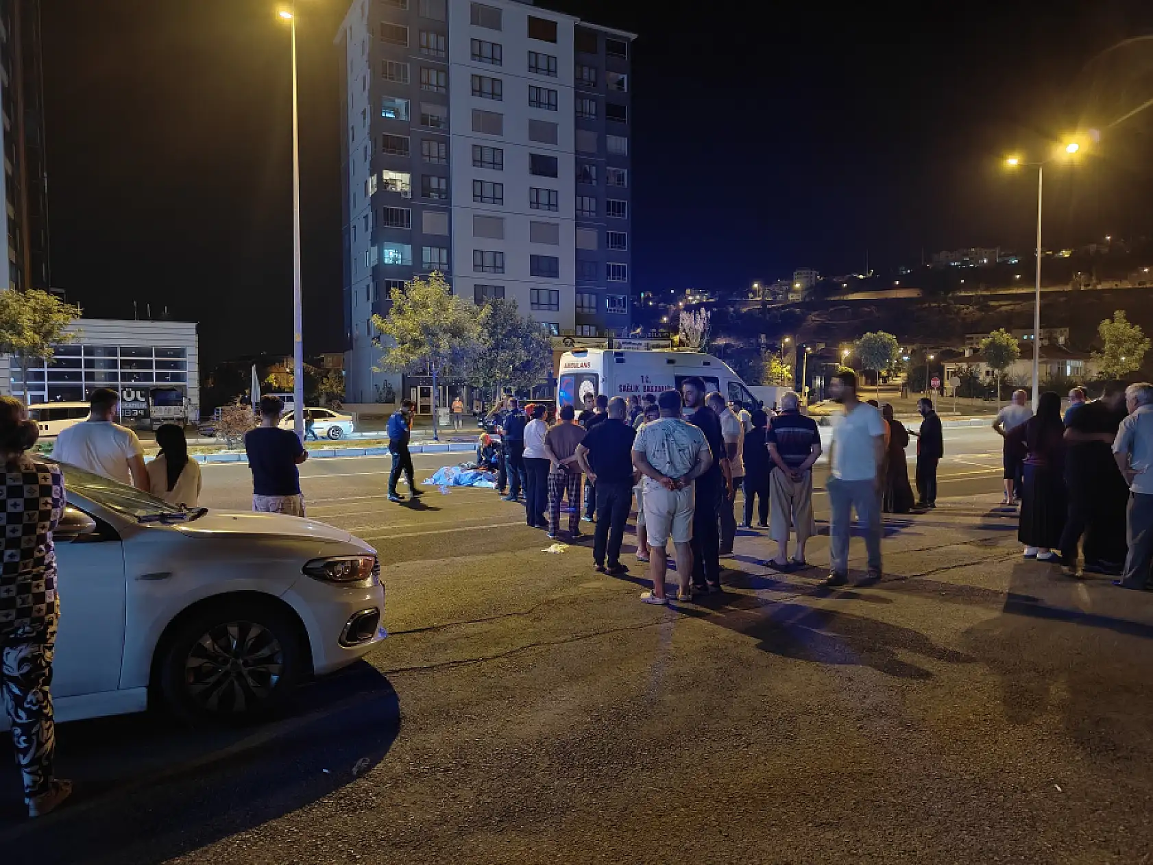 Yolun karşısına geçen yayaya peş peşe 2 otomobil çarptı: 1 ölü