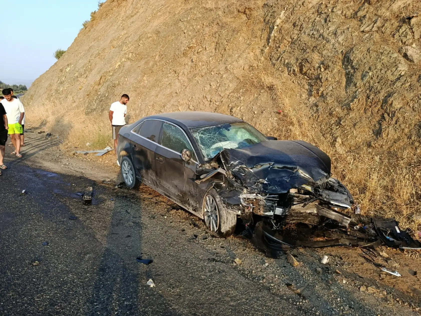 Otomobiller çarpıştı: 1'i ağır 6 yaralı