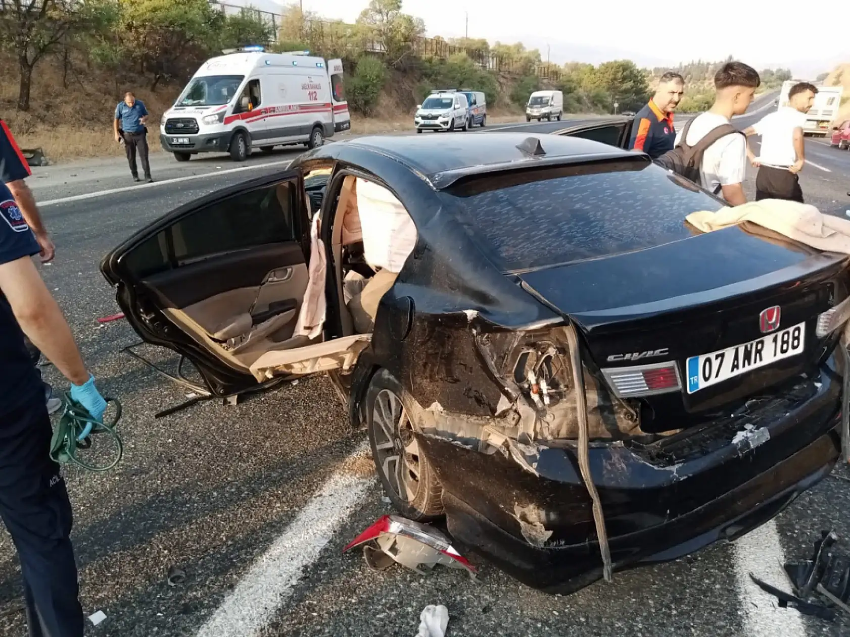 Otomobiller çarpıştı: 1'i ağır 6 yaralı