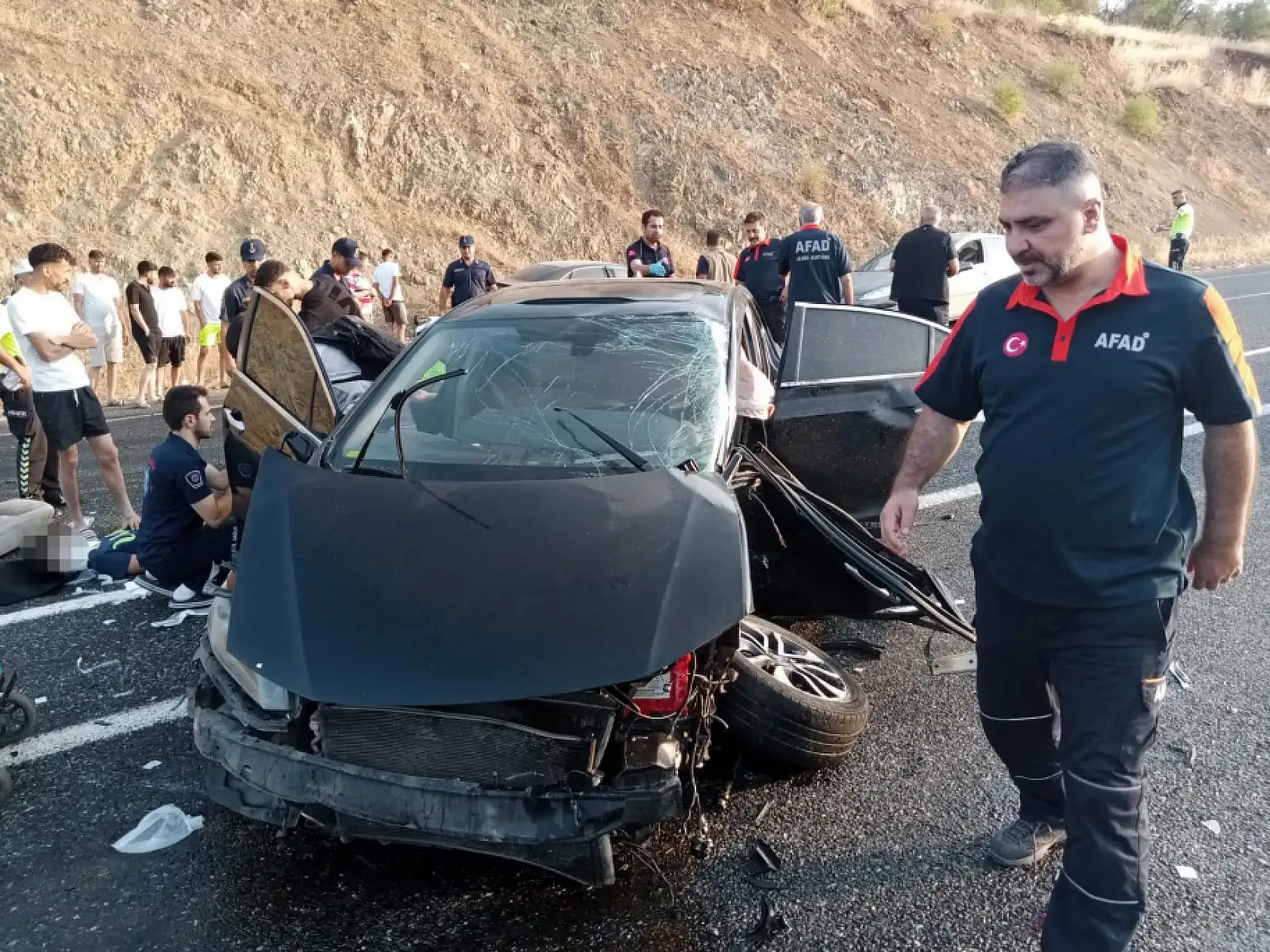 Otomobiller çarpıştı: 1'i ağır 6 yaralı