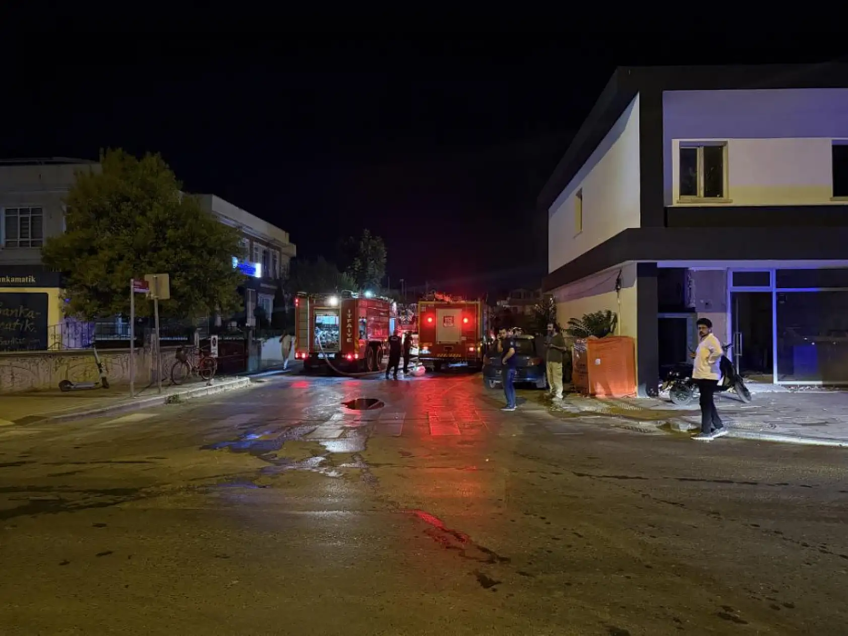 Faciaya ramak kala... Bilinçsizce yakılan ateş, 4 dükkana felaketi yaşattı